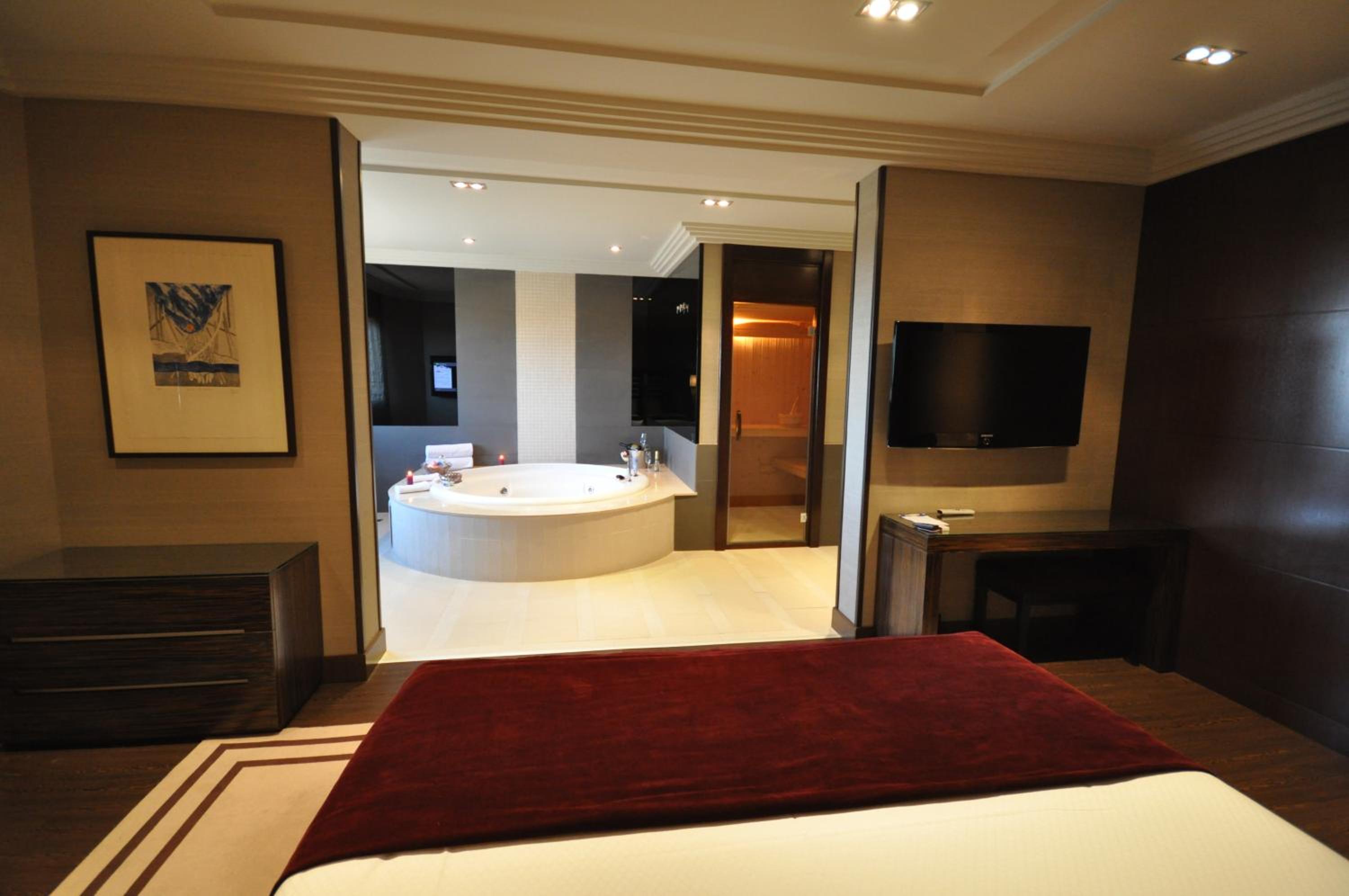 Suite with Hot Tub and Sauna - Photo 1