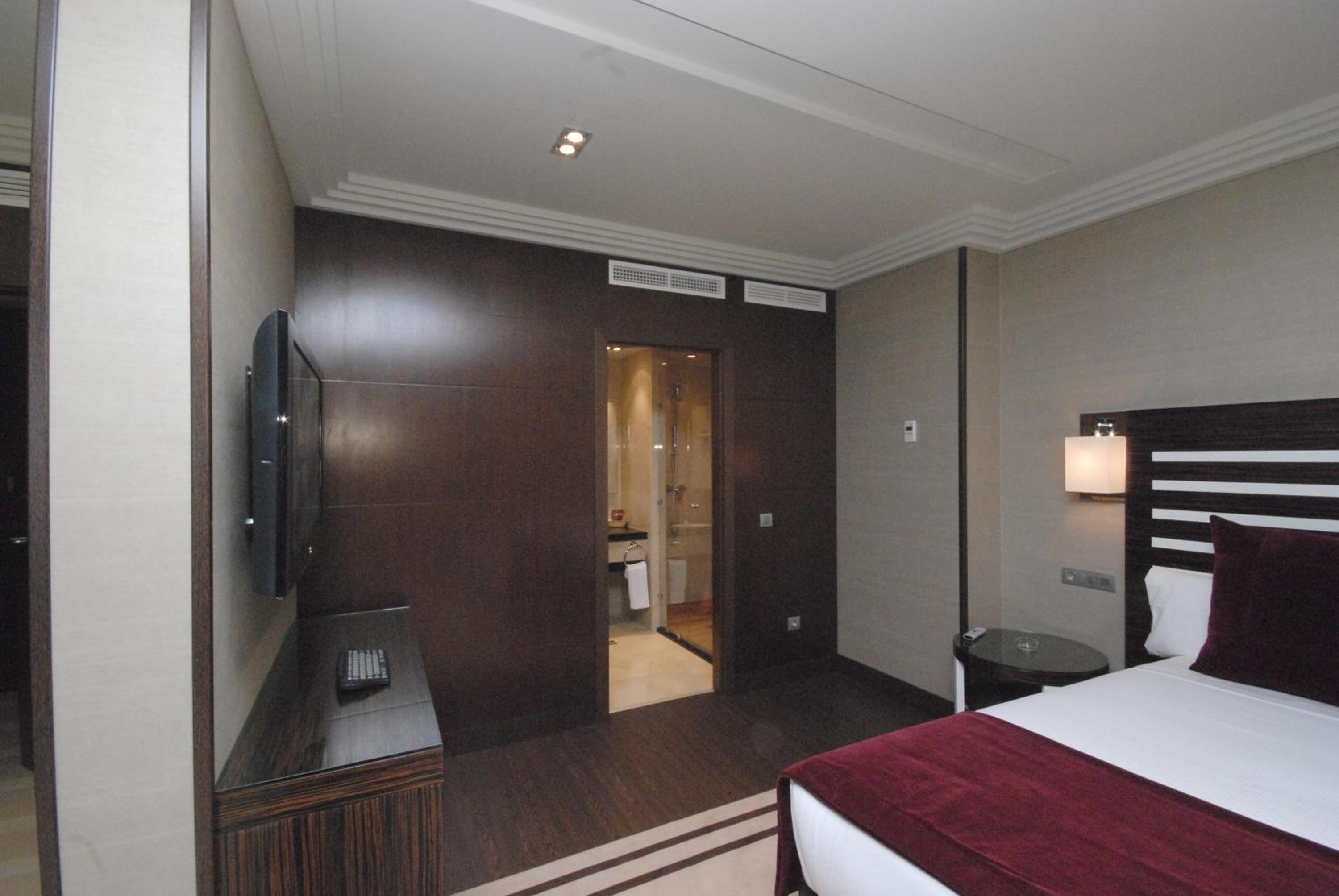 Suite with Hot Tub and Sauna - Photo 3