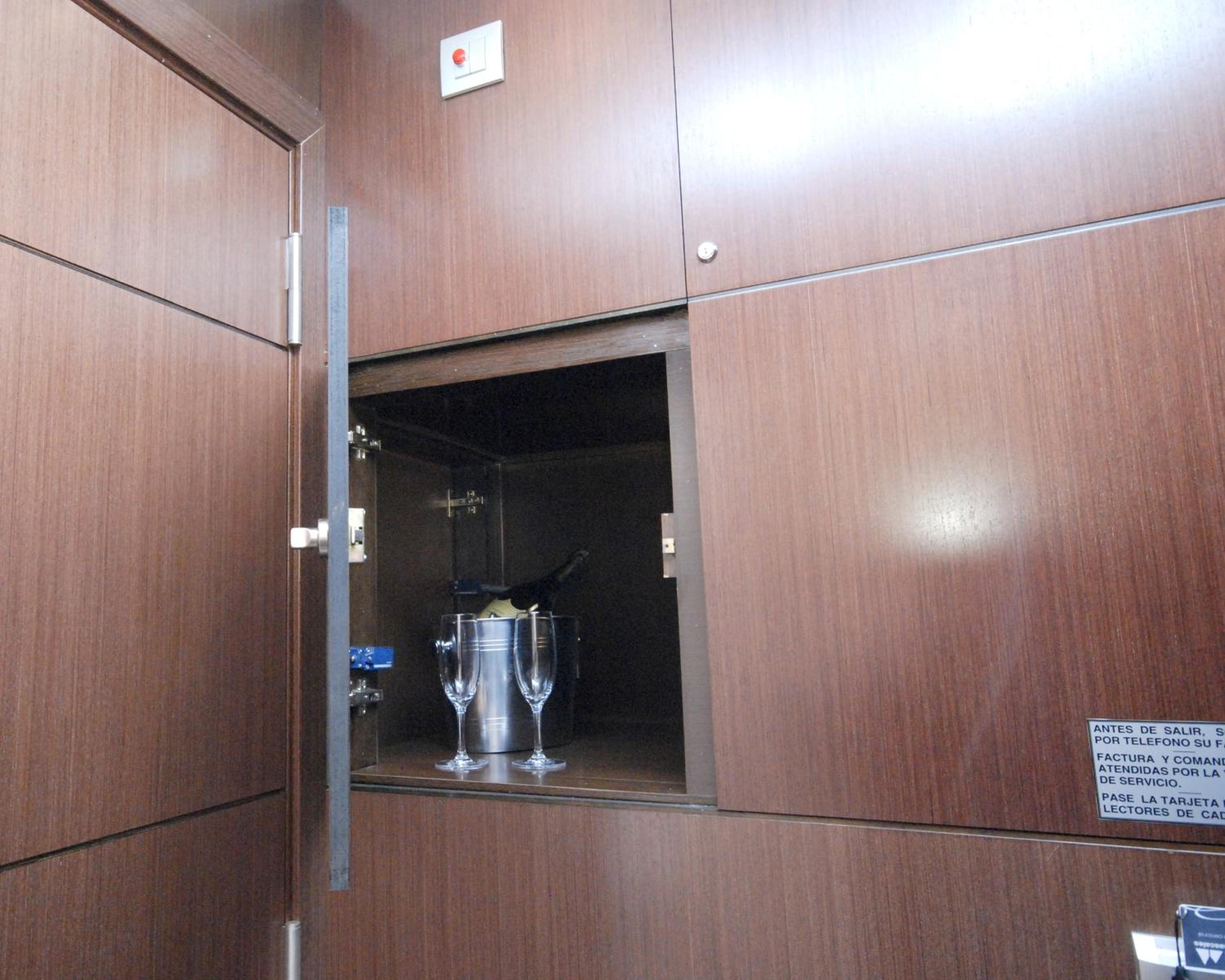 Suite with Hot Tub and Sauna - Photo 4