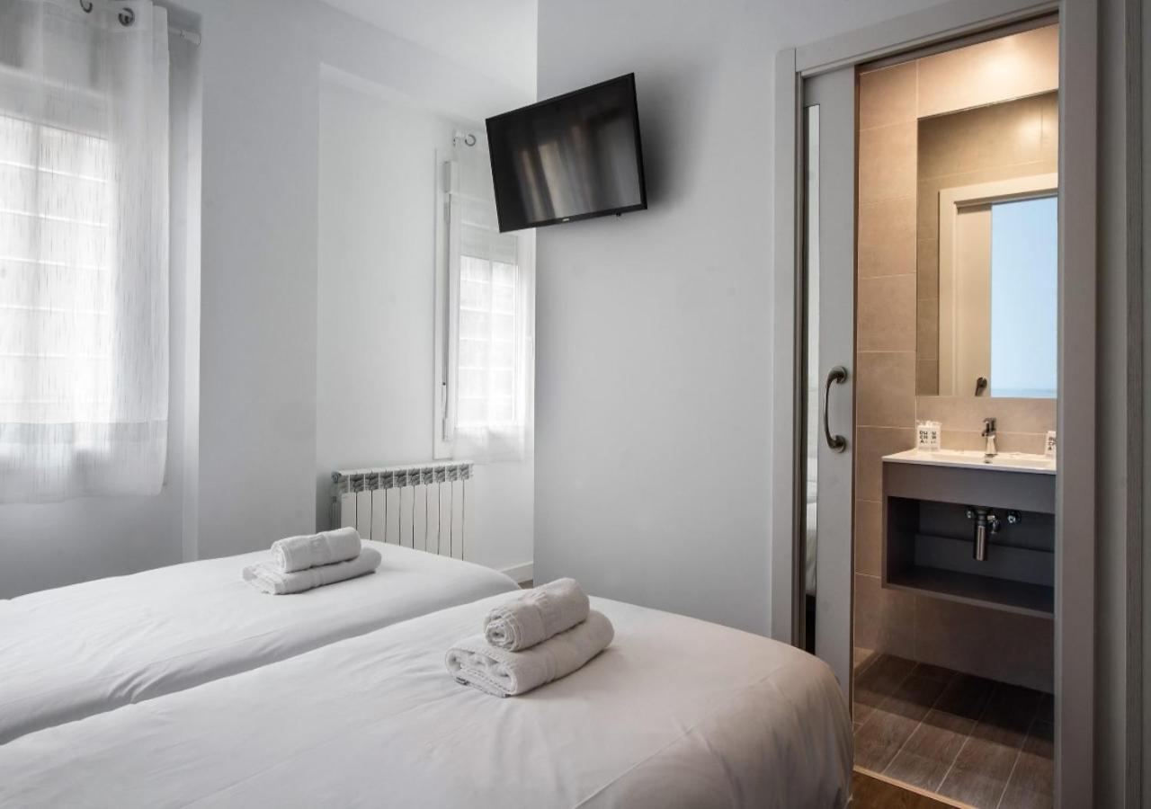 Twin Room - Photo 7