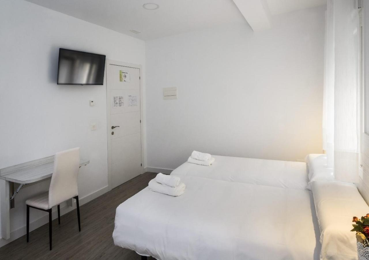 Triple Room with Bathroom - Photo 7