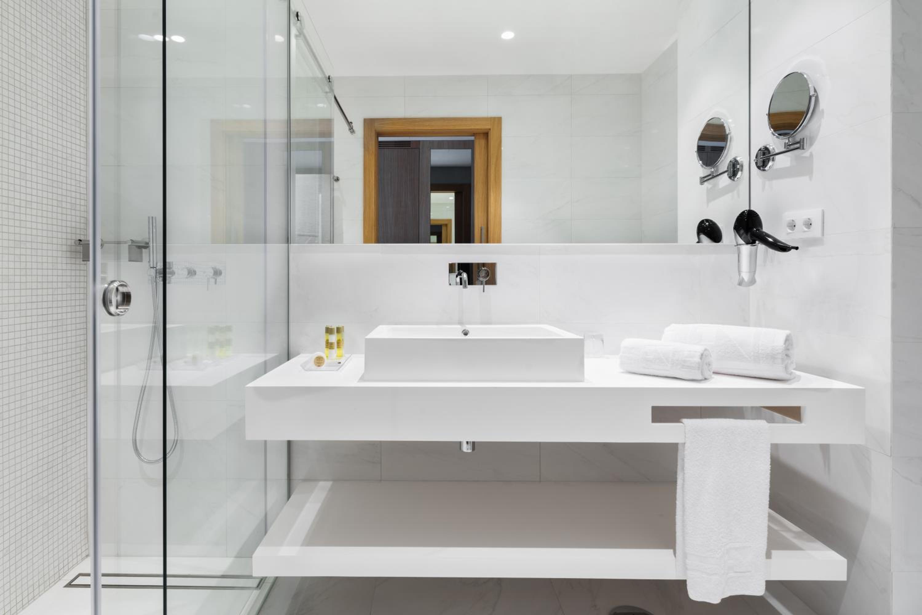Double or Twin Room - Photo 8