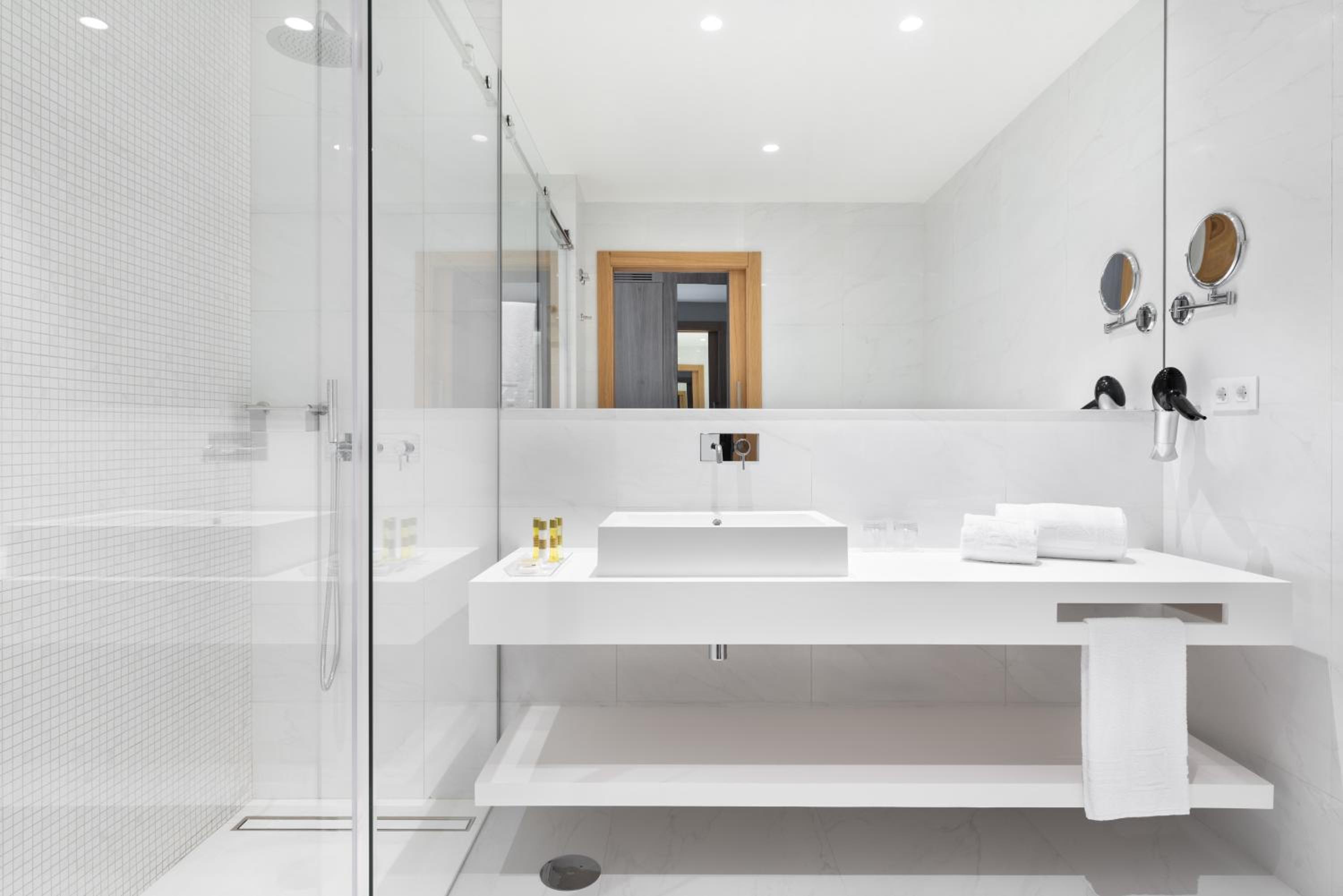 Double or Twin Room - Photo 7