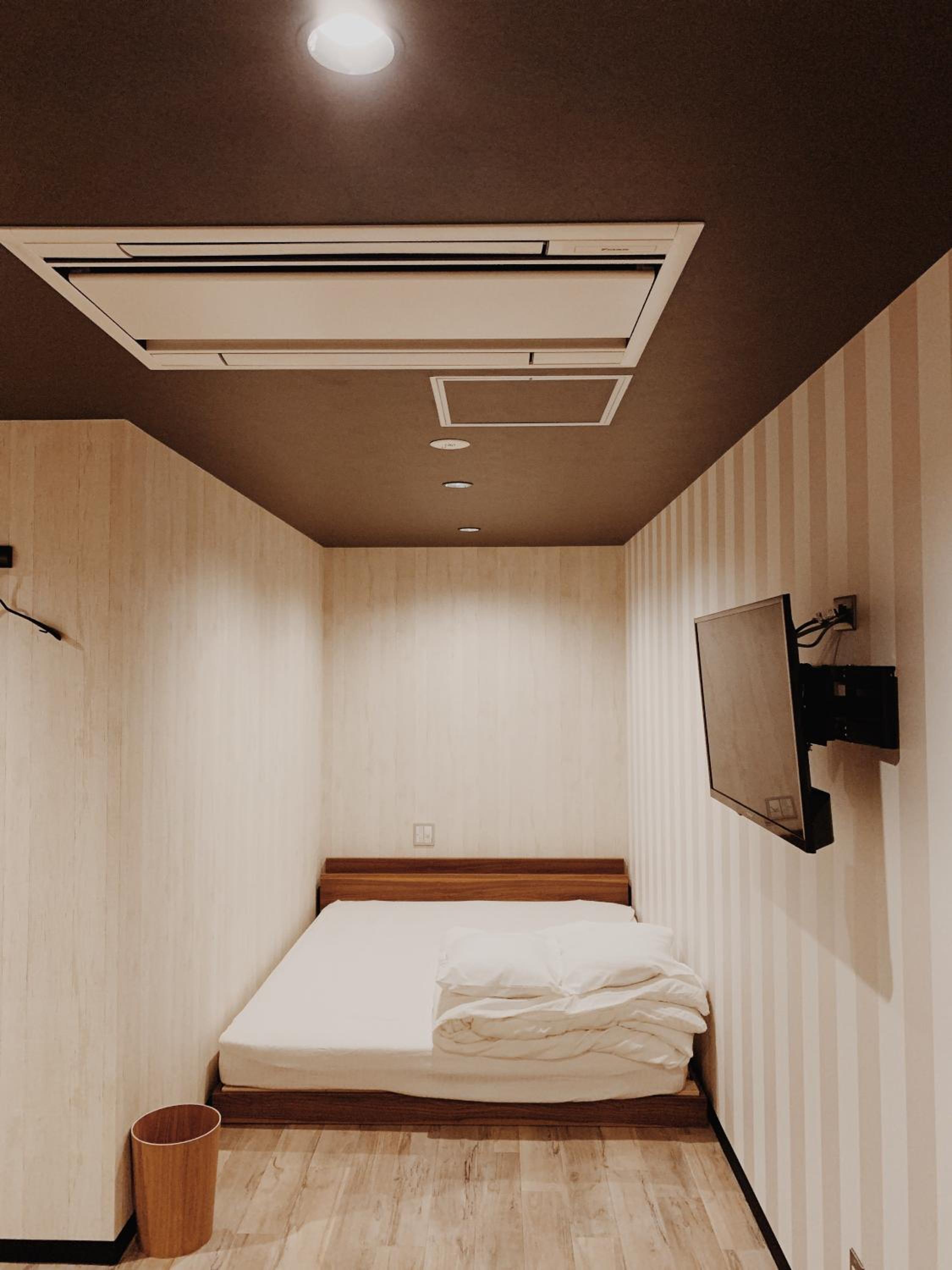 Double Room with Sofa Bed with Private Bathroom - Photo 9