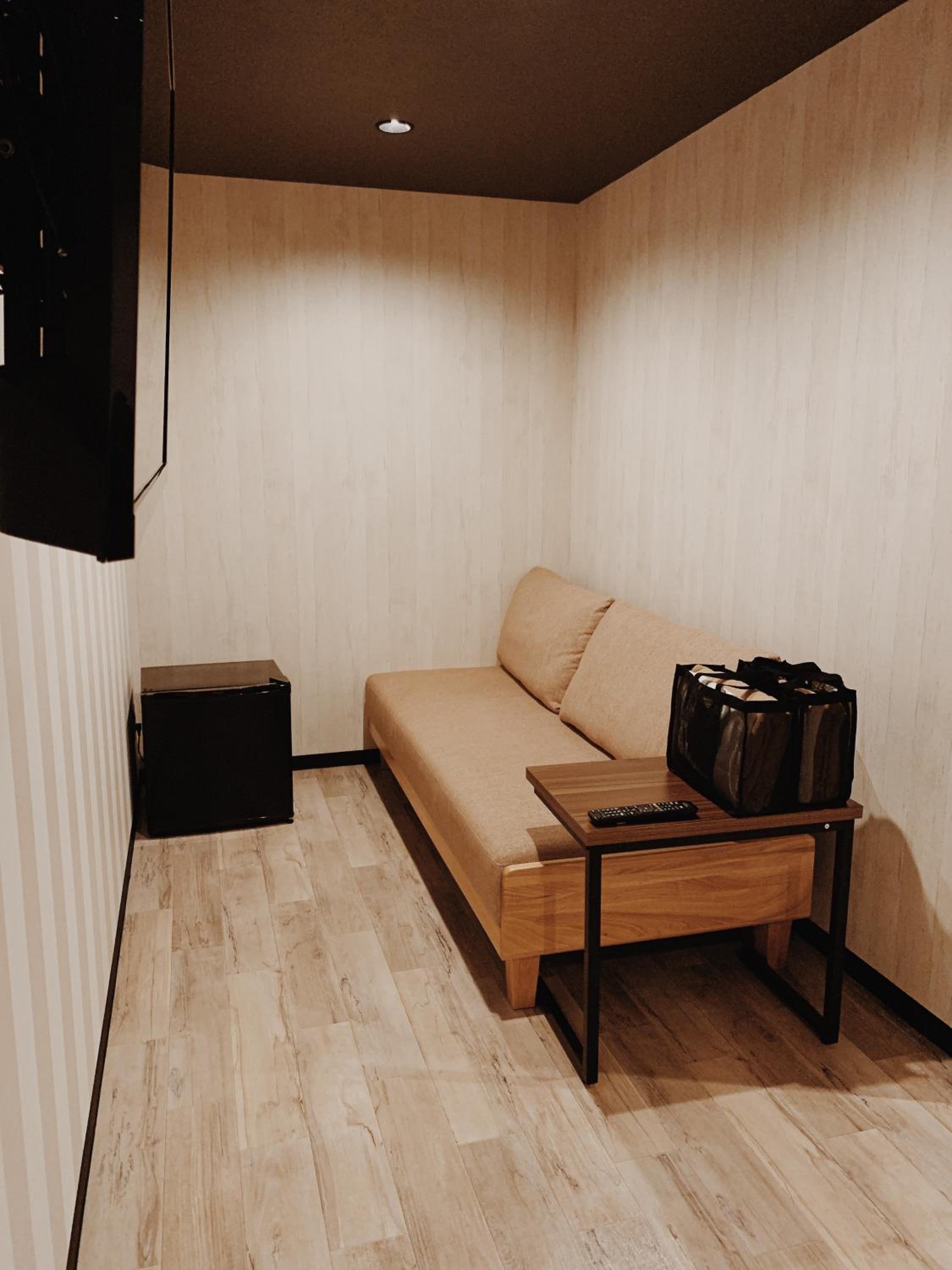 Double Room with Sofa Bed with Private Bathroom - Photo 8