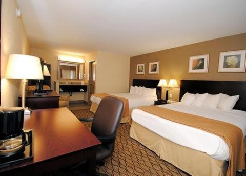 Queen Room with Two Queen Beds - Non-Smoking - Photo 6