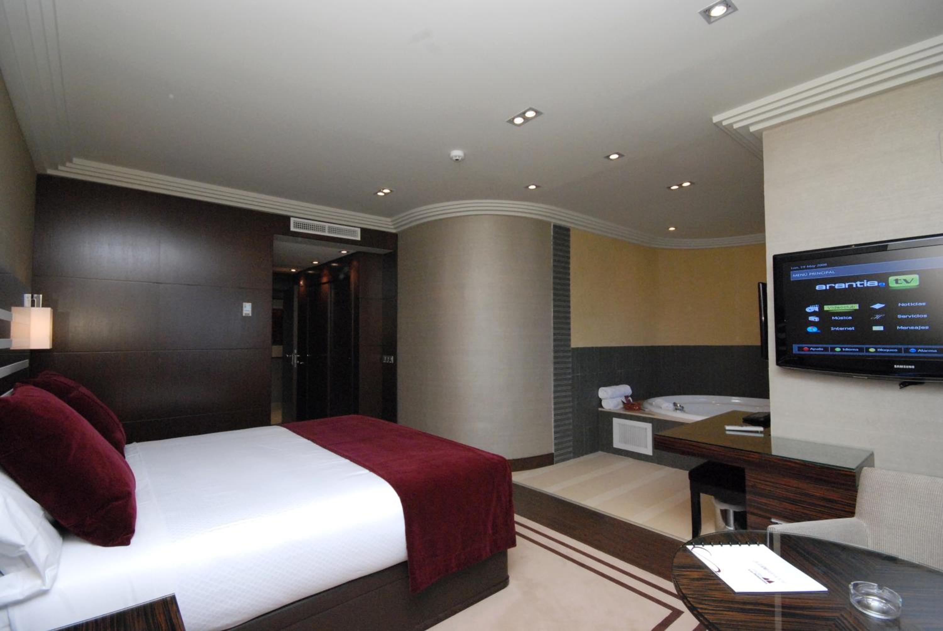 Suite with Hot Tub and Sauna - Photo 5