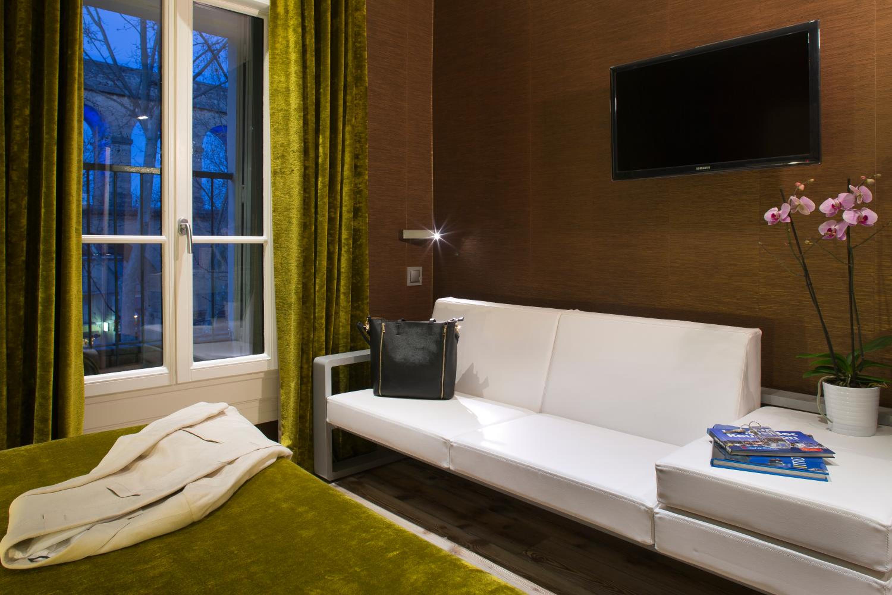 Superior Double Queen Room - Photo 9
