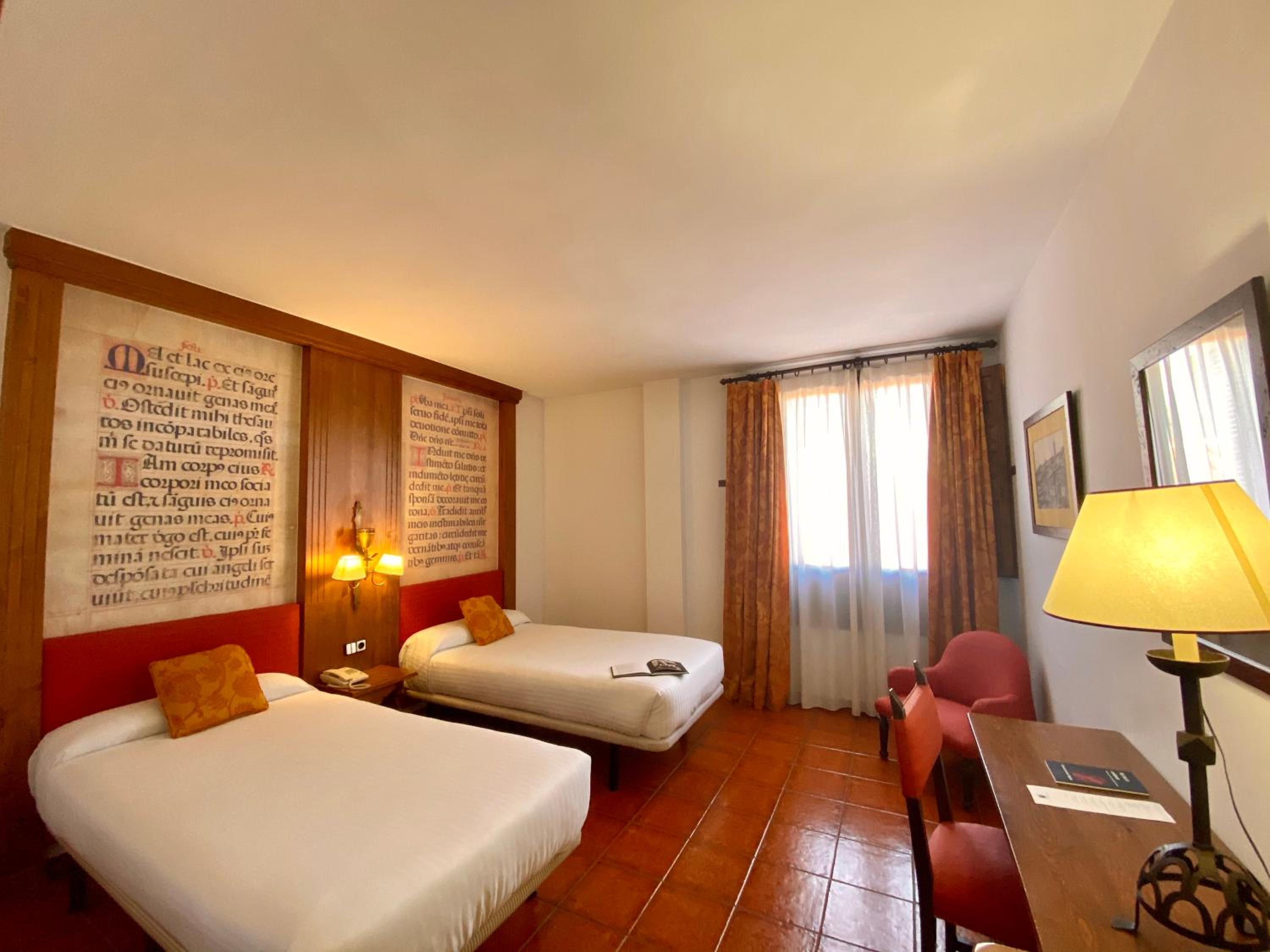 Standard Twin Room - Photo 7
