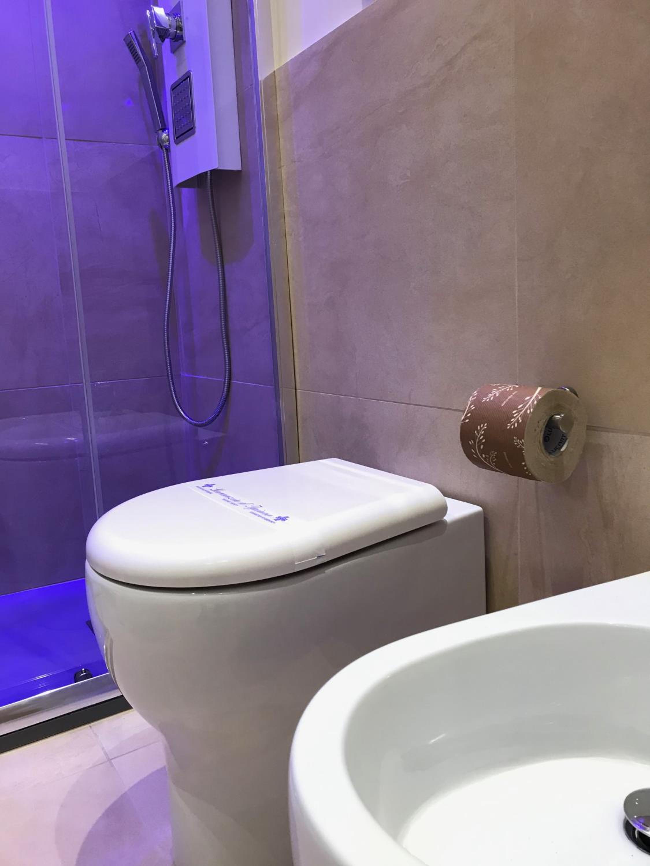 Double Room with Balcony - Photo 8