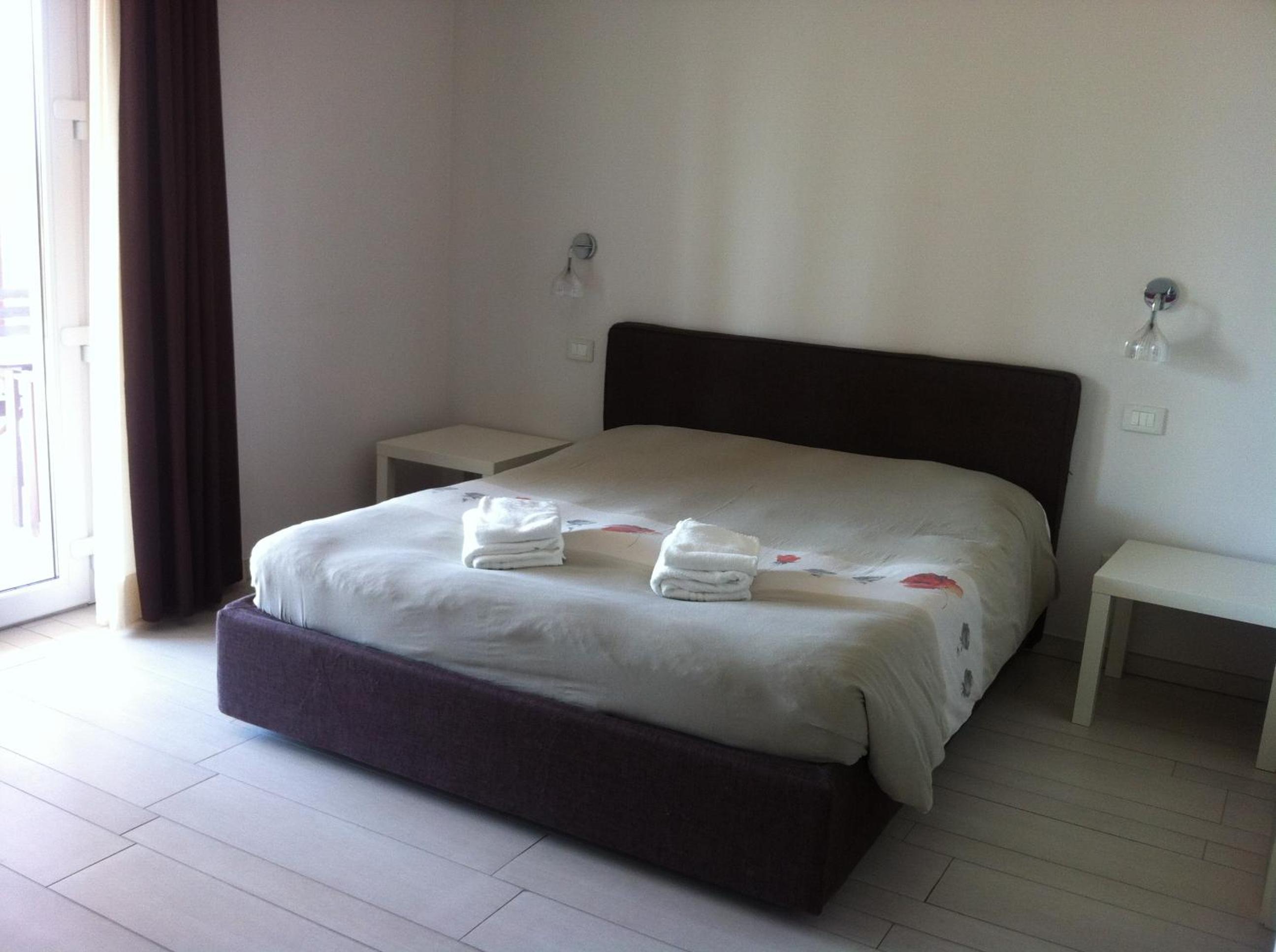 Comfort Studio with Partial Lake View - Photo 1