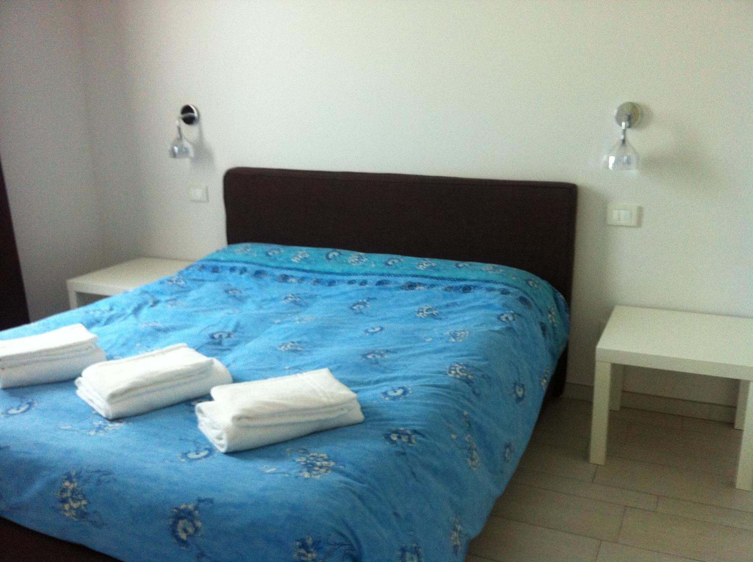 Comfort Studio with Partial Lake View - Photo 3