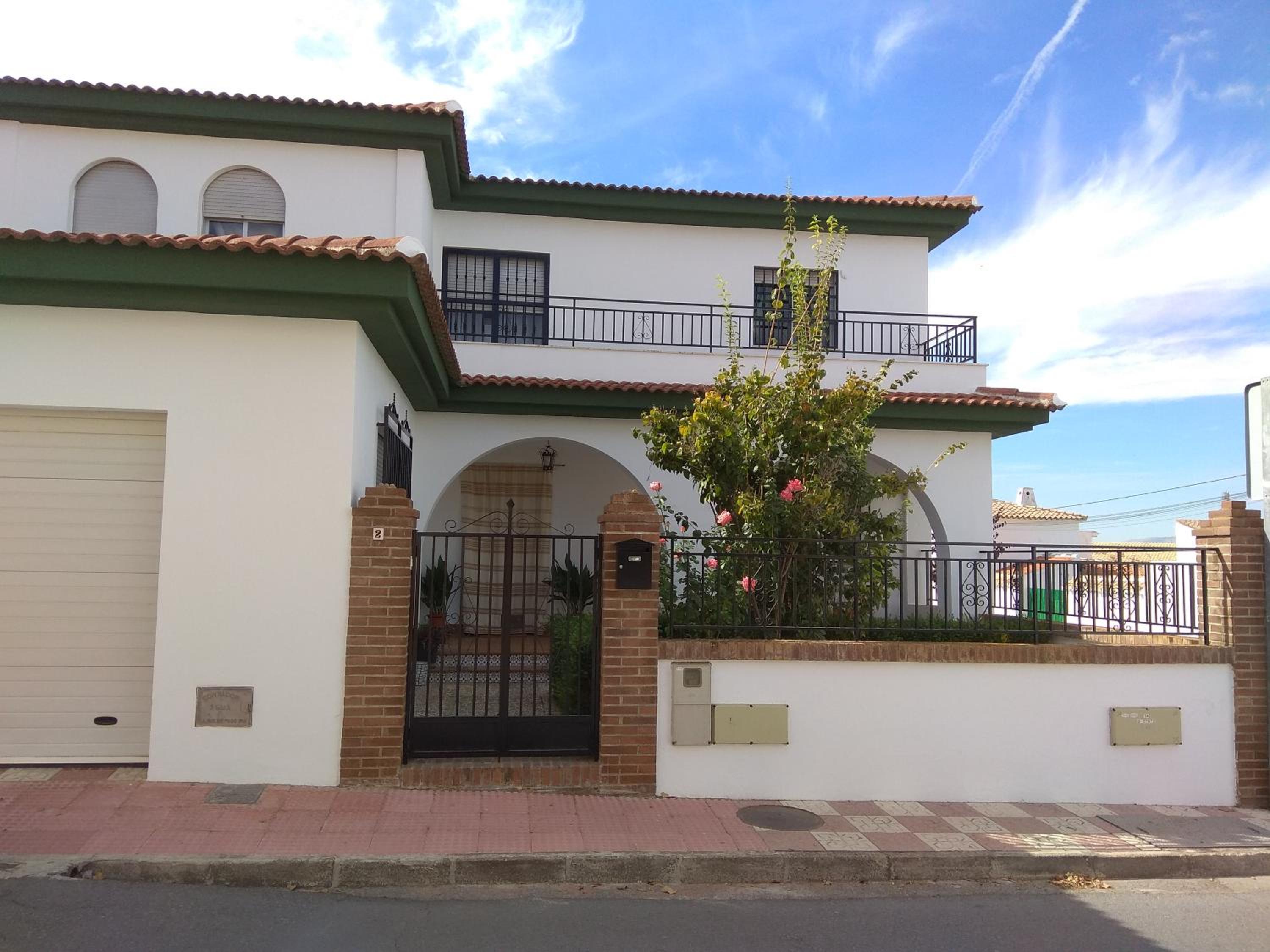 Four-Bedroom House photo 2