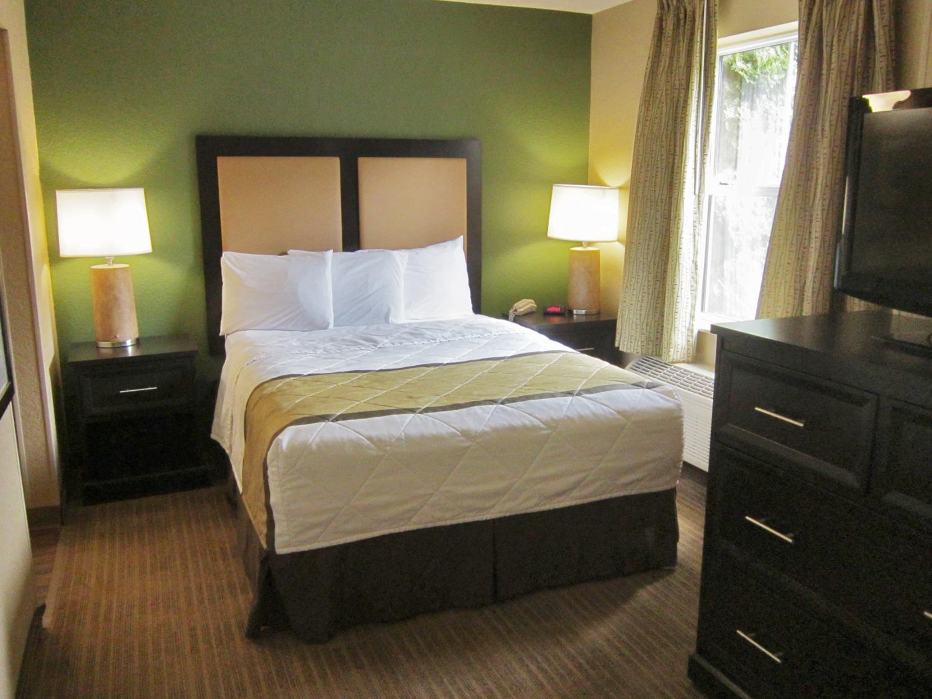 Deluxe Studio with 1 Queen Bed - Non-Smoking - Photo 7