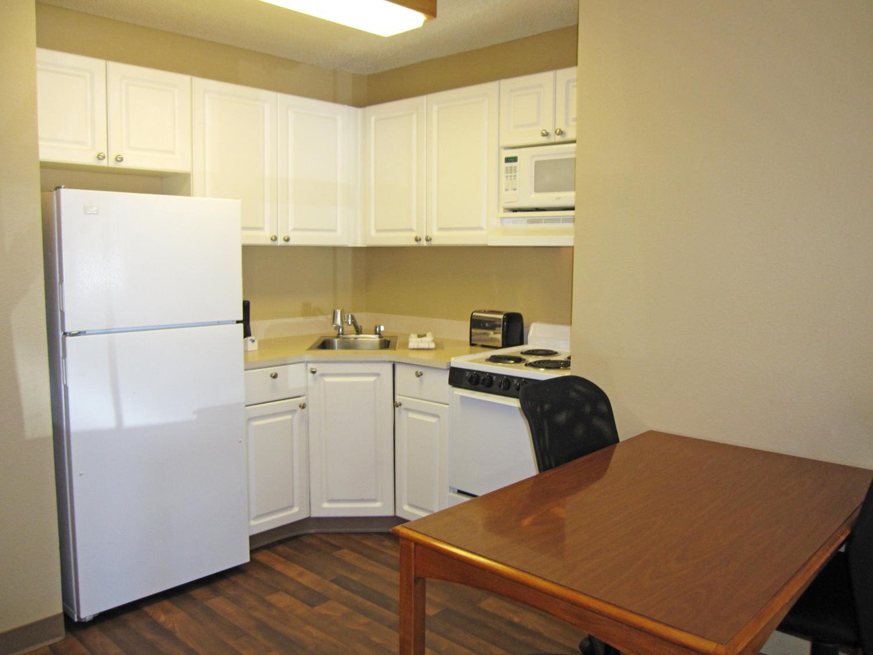 Deluxe Studio with 1 King Bed - Non-Smoking - Photo 9