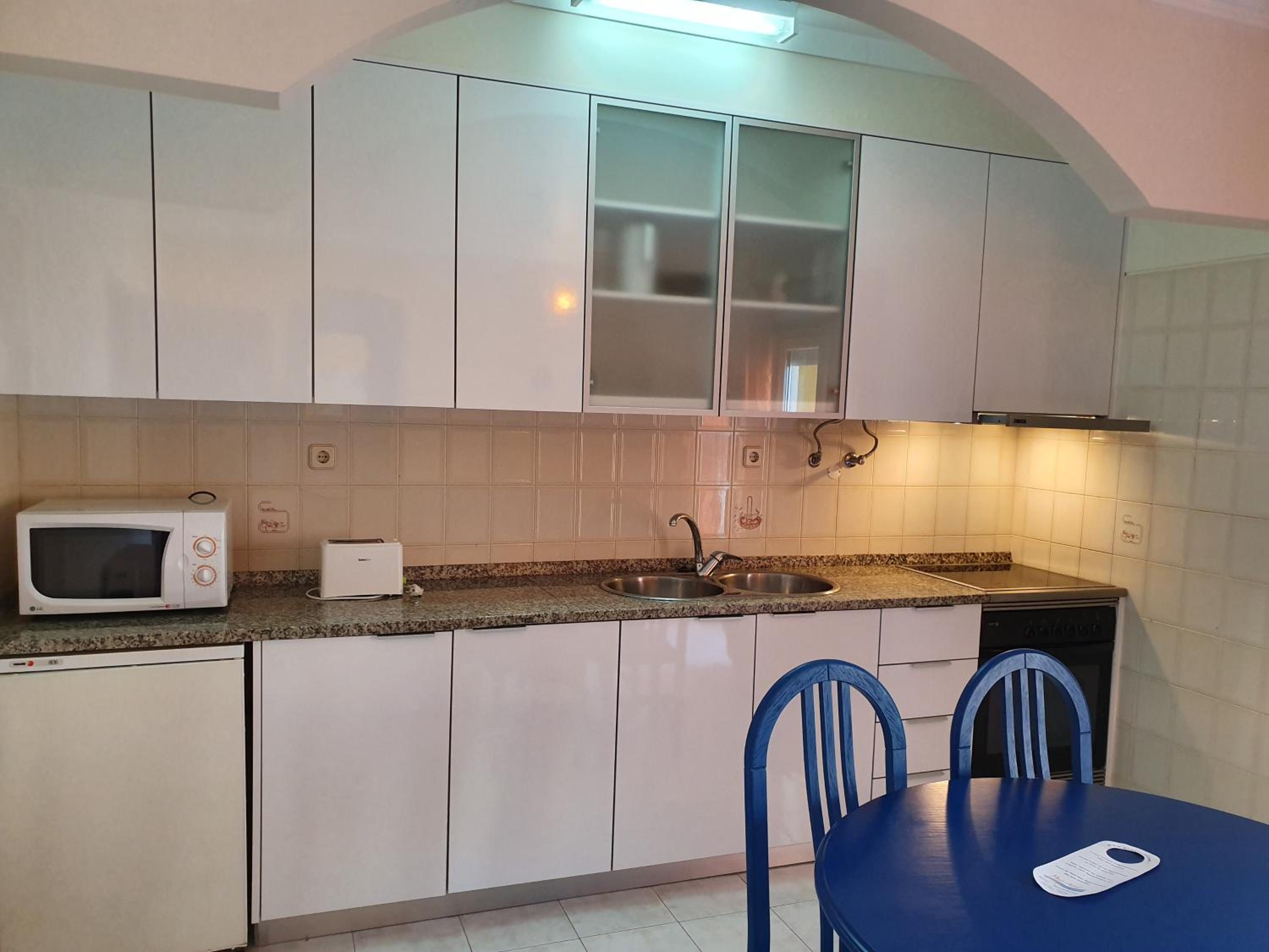 One-Bedroom Apartment with Sea View - Photo 48