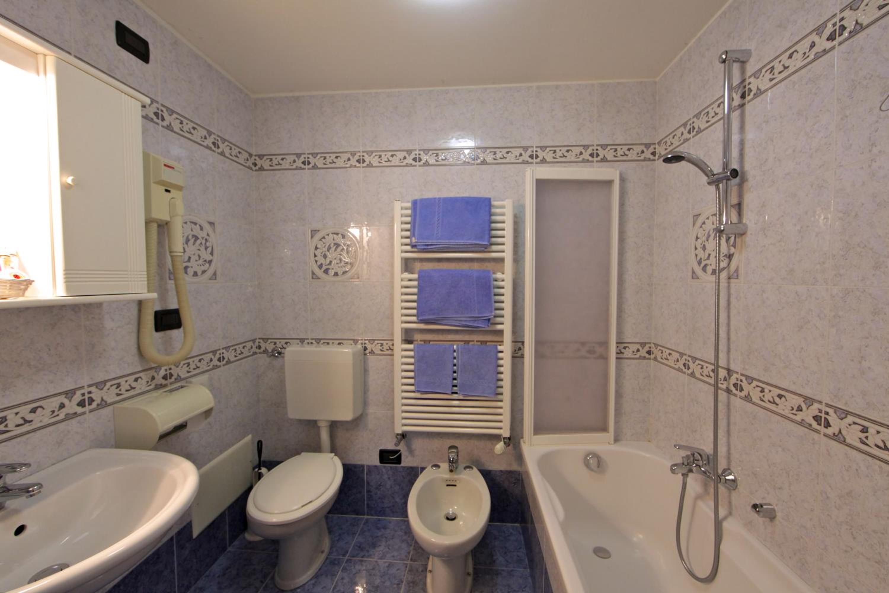 Quadruple Room - Photo 12