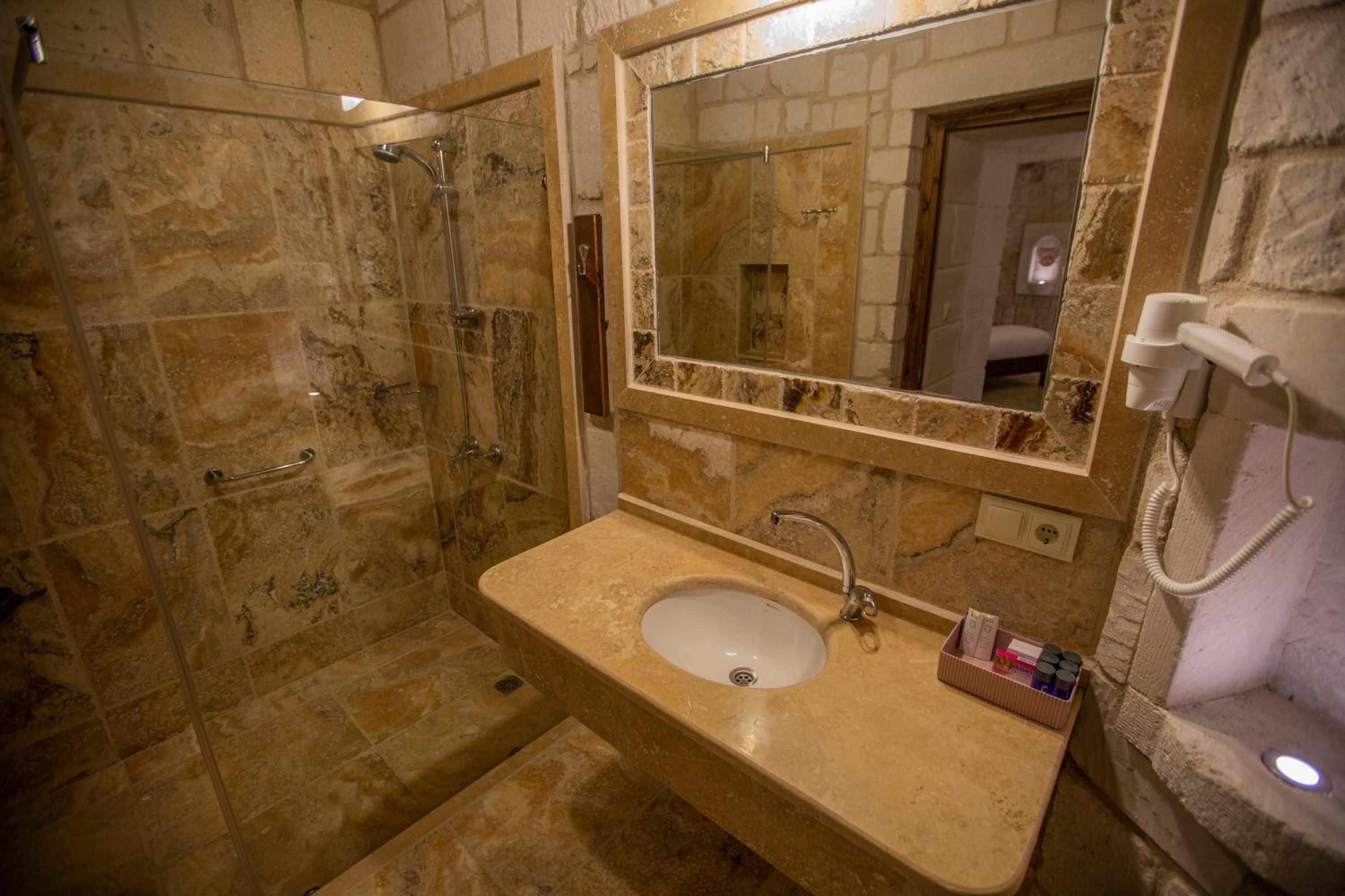 Deluxe Cave Room 205 photo 2
