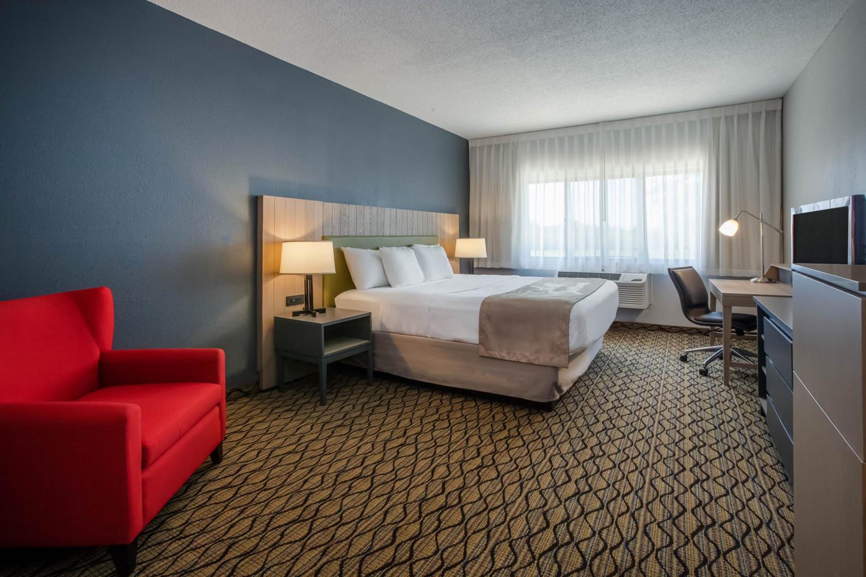 Deluxe King Suite - Non-Smoking - Photo 3
