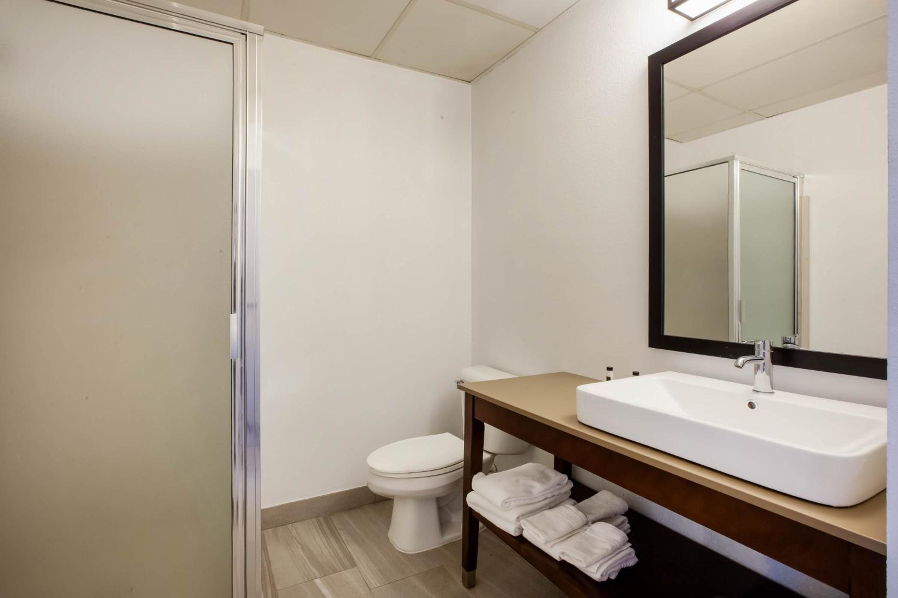King Room with Oversize Tub - Non-Smoking - Photo 5