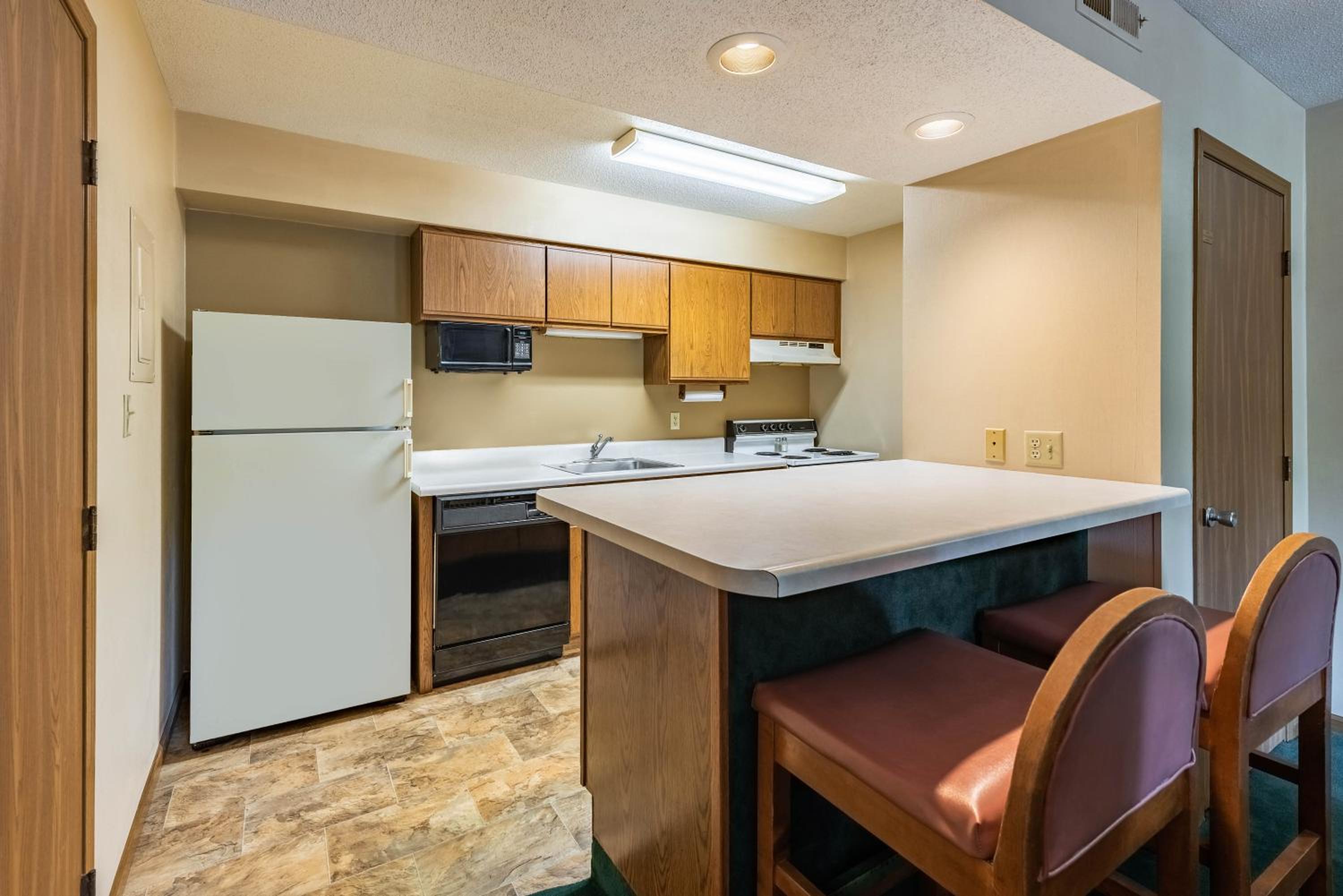 Deluxe King Suite with Spa Bath- Non Smoking - Photo 4