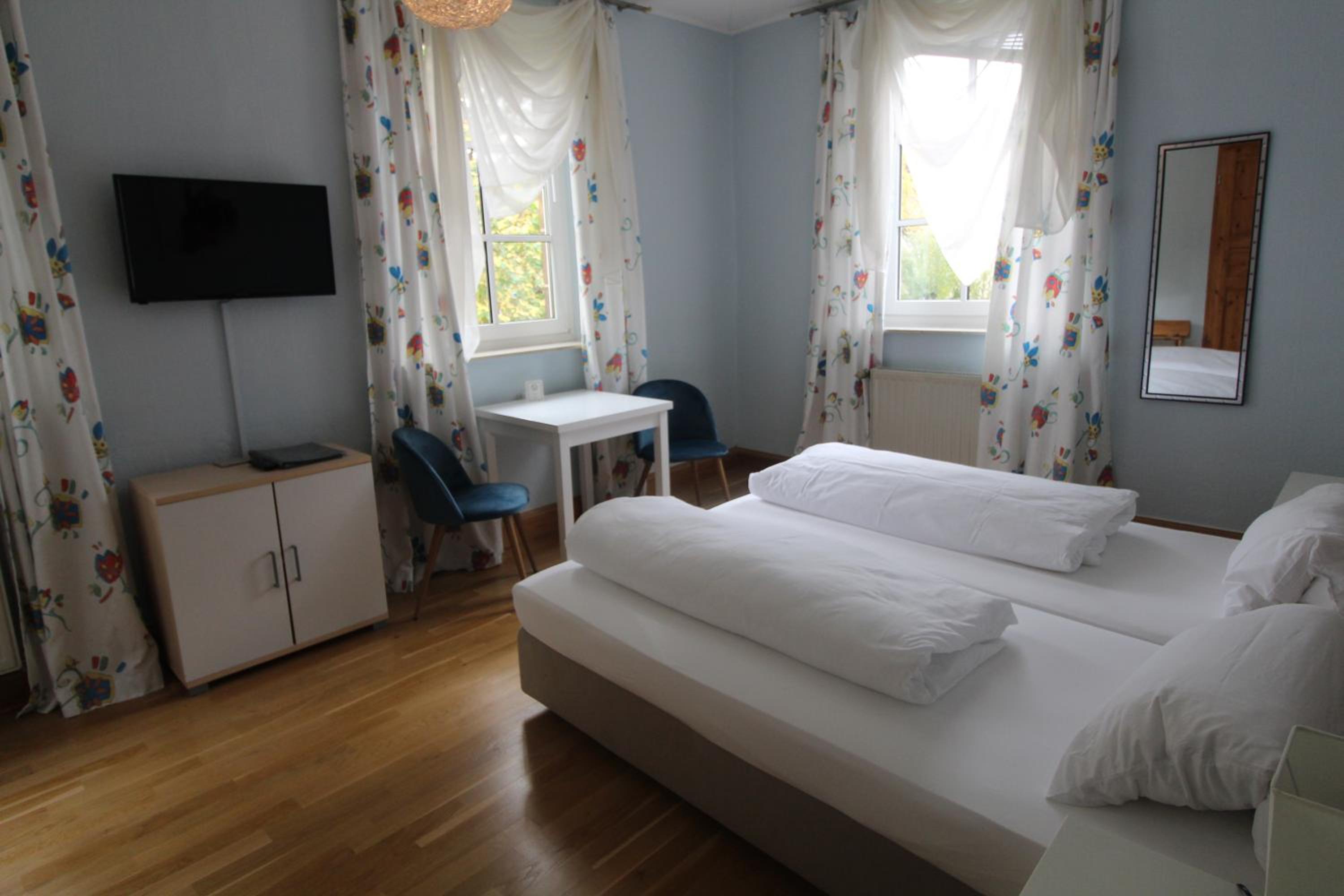Double or Twin Room with Bathroom - Photo 2