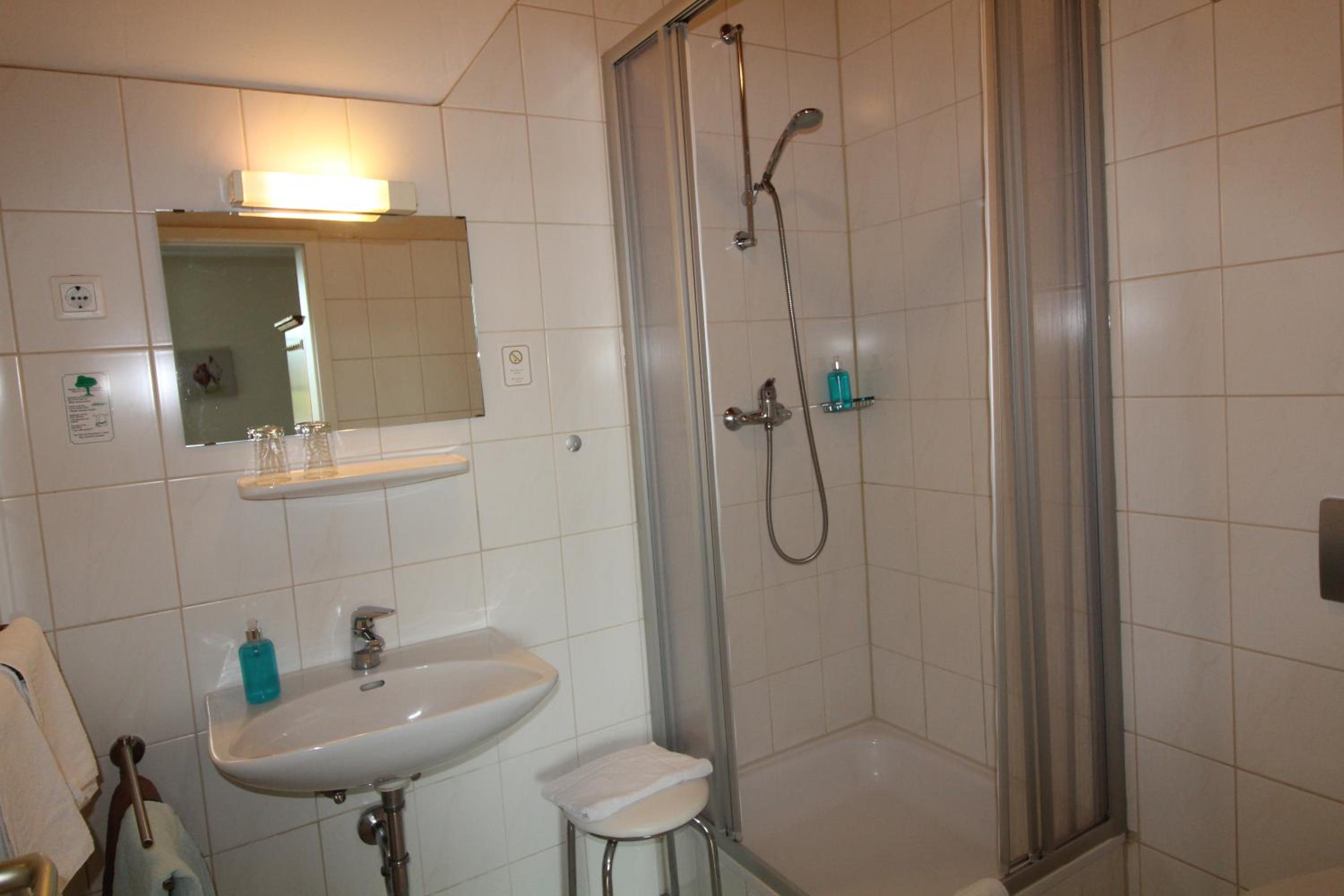 Double or Twin Room with Bathroom - Photo 4