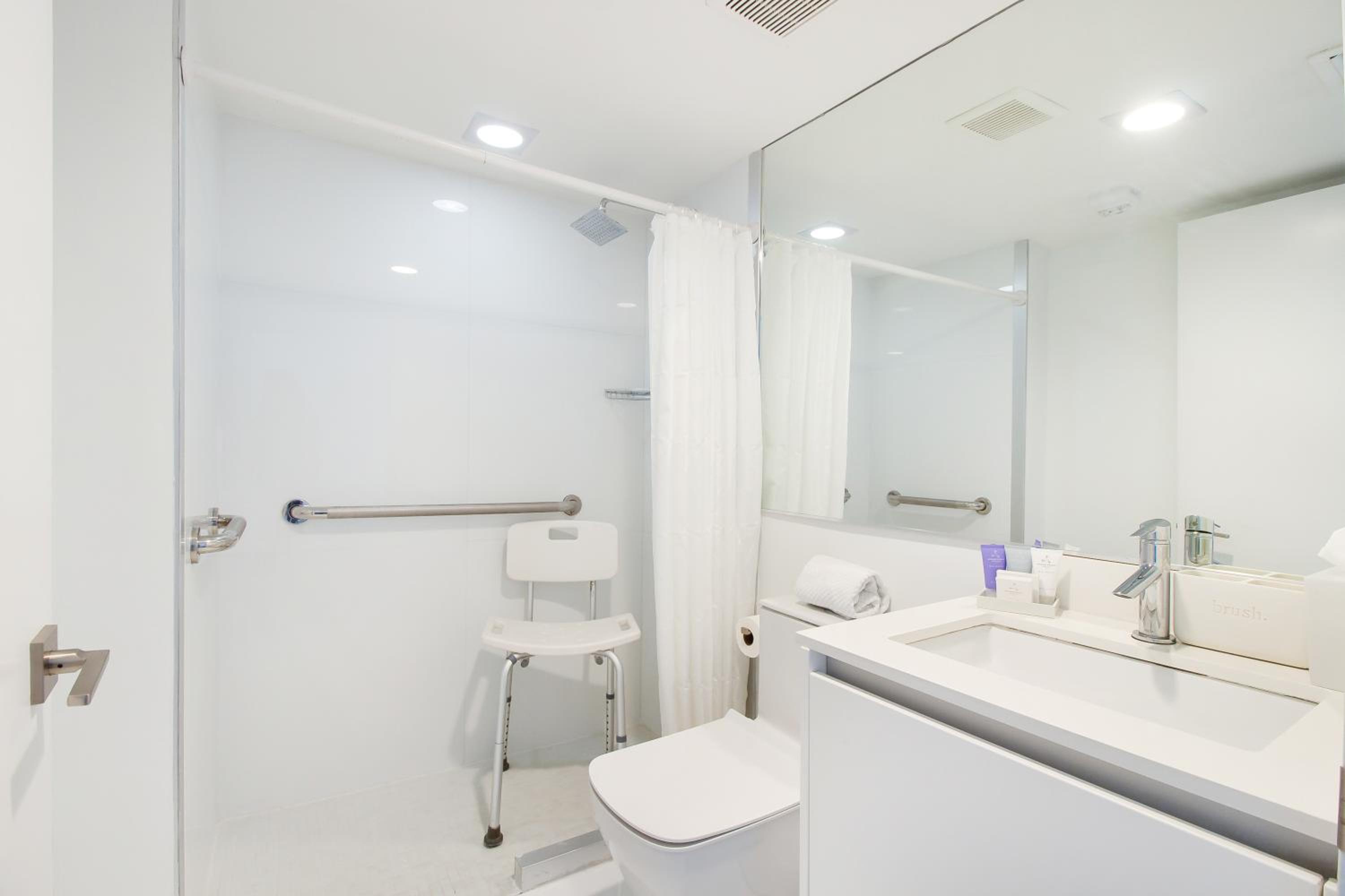 Two Bedrms Accessible Apt with Roll in shower photo 3
