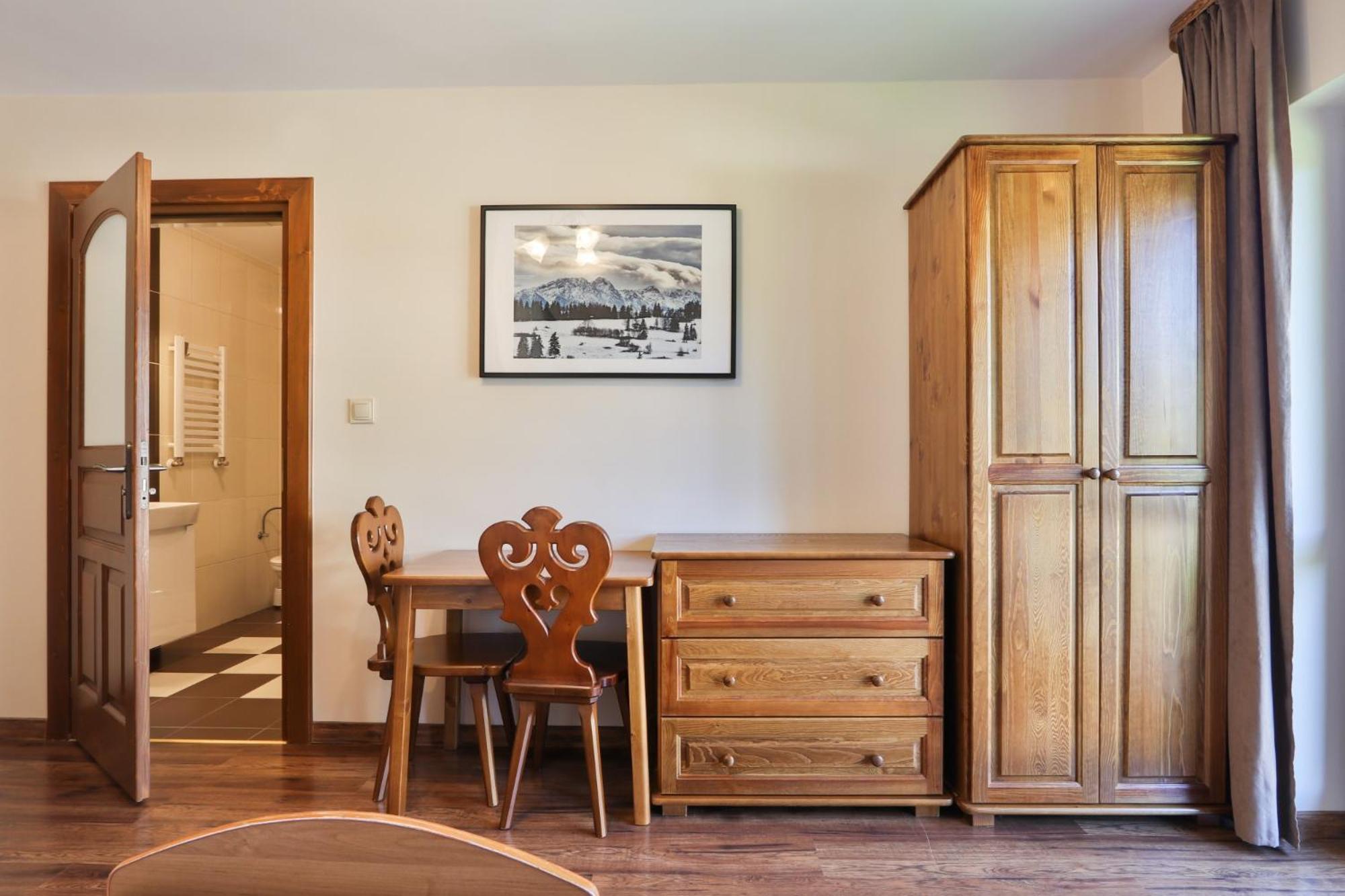 Twin Room with Private Bathroom photo 2