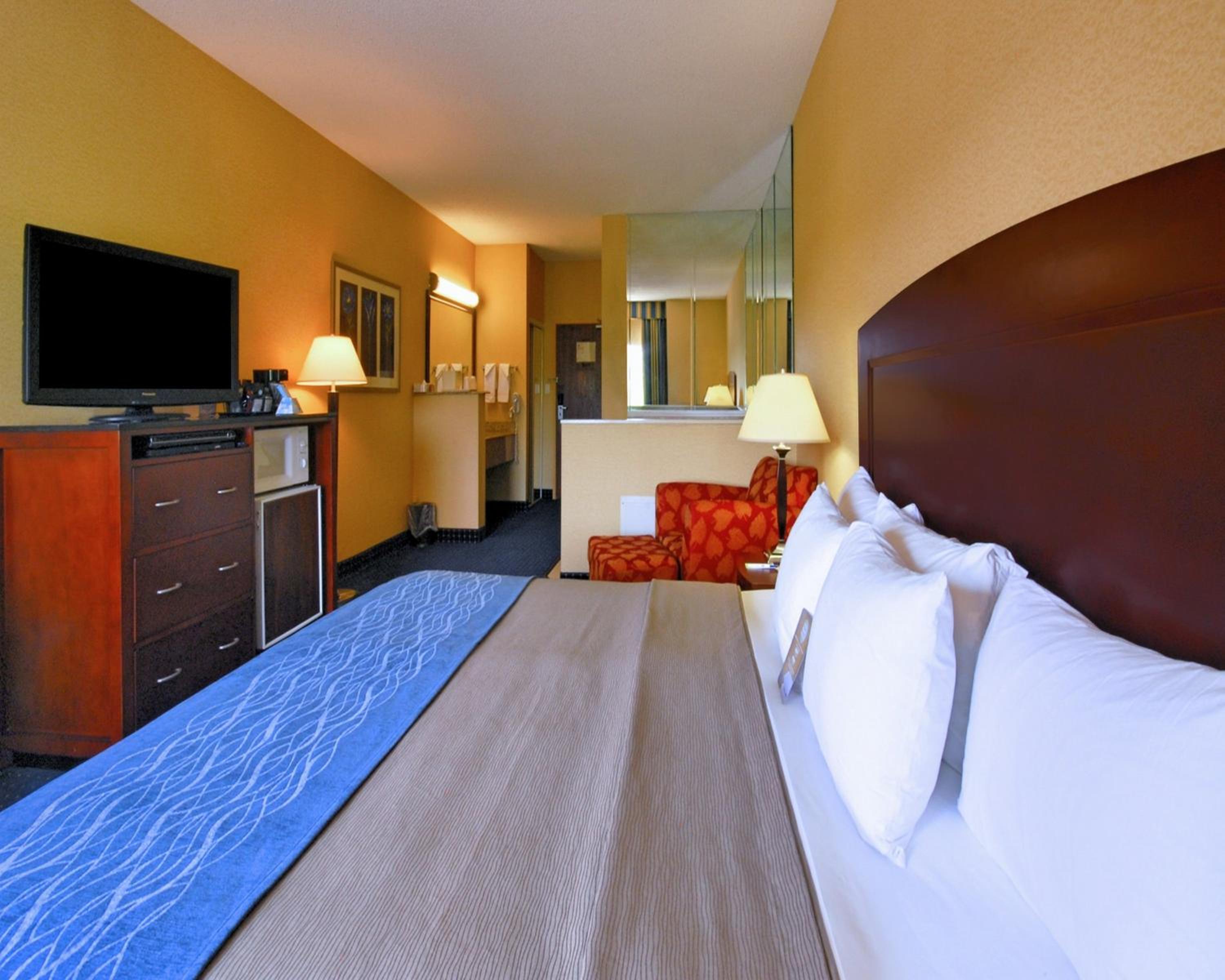Queen Suite - Non-Smoking - Photo 3