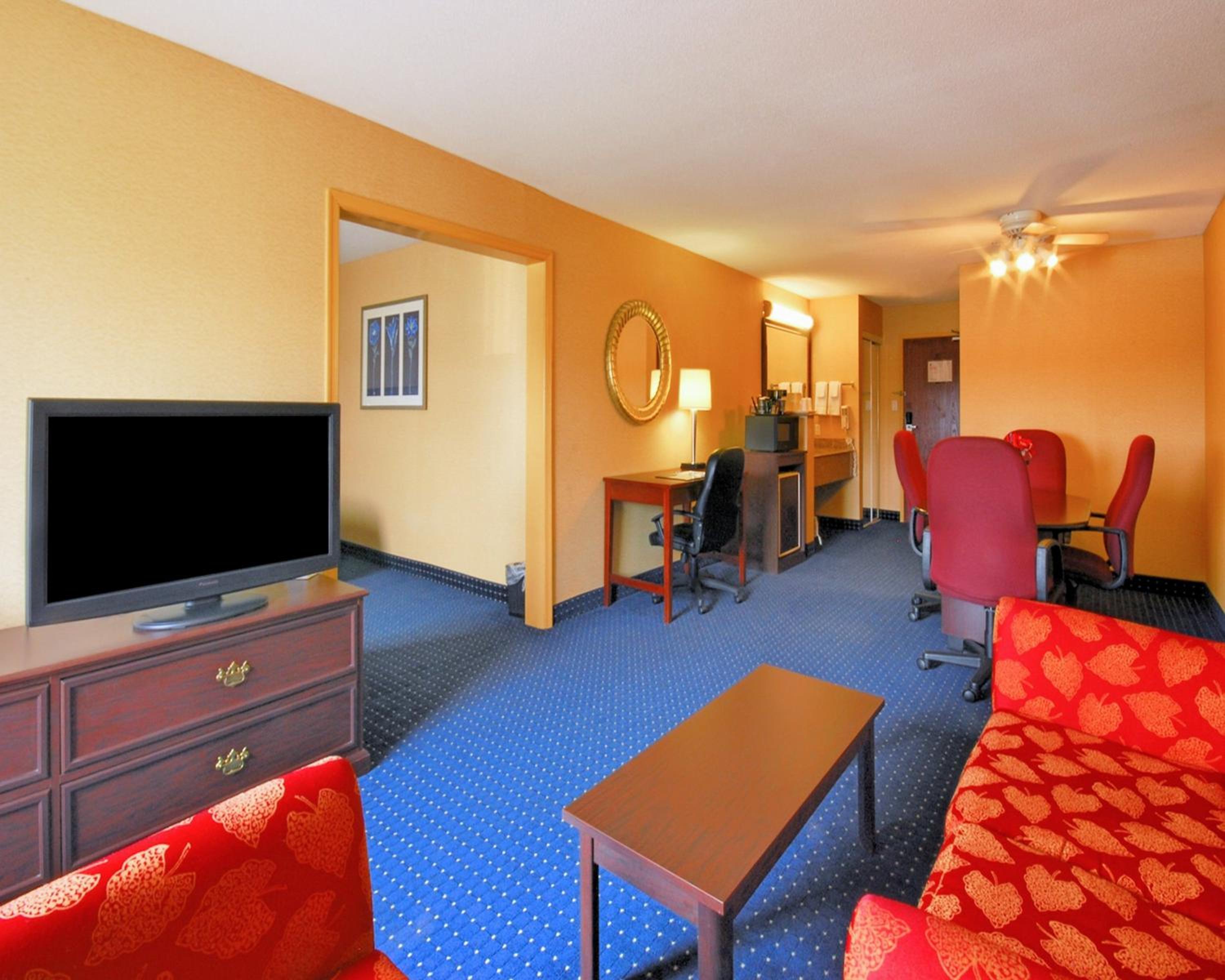 Queen Suite - Non-Smoking - Photo 4