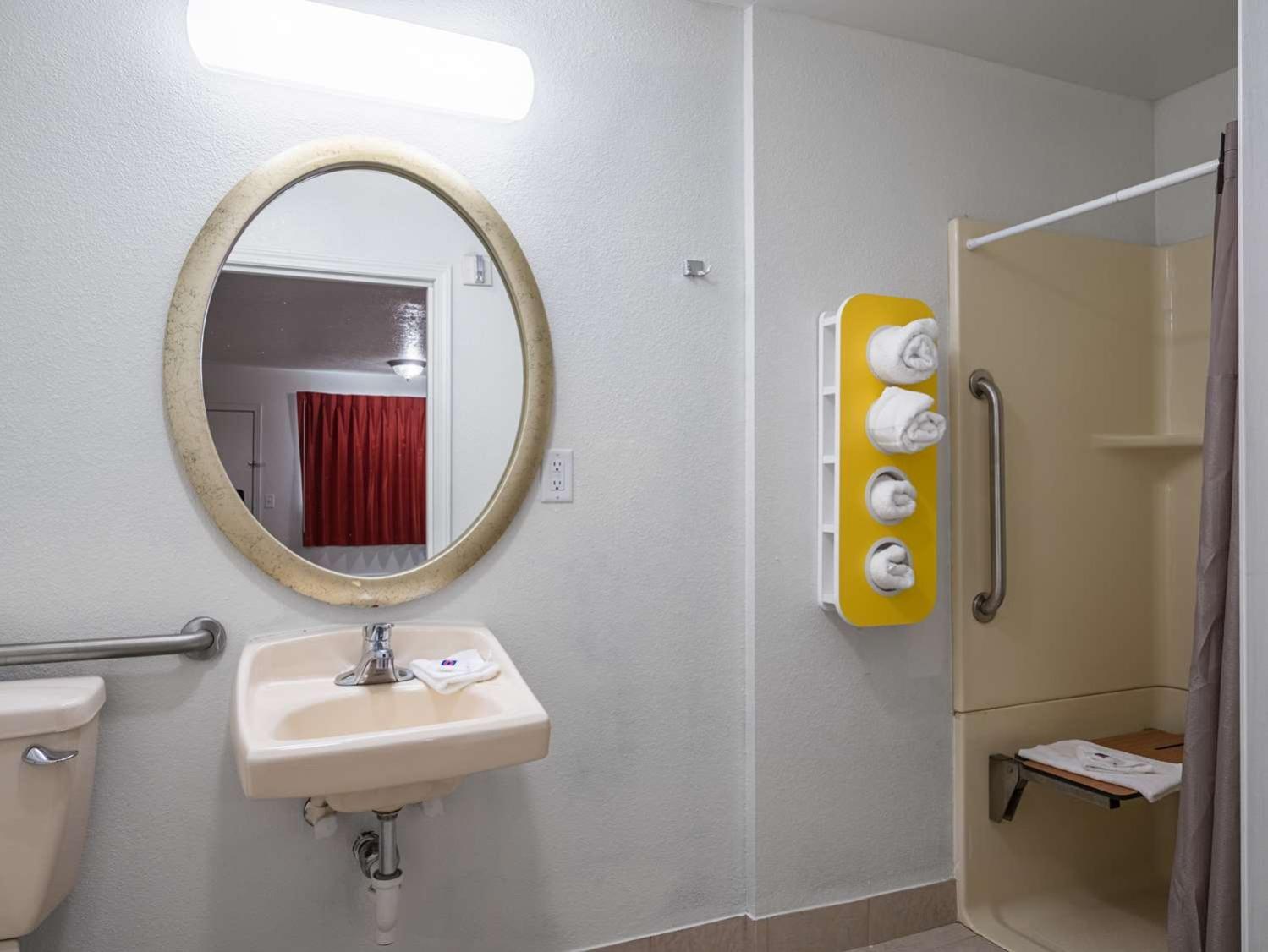 King Room with Roll-in Shower - Disability Access - Non-Smoking - Photo 11