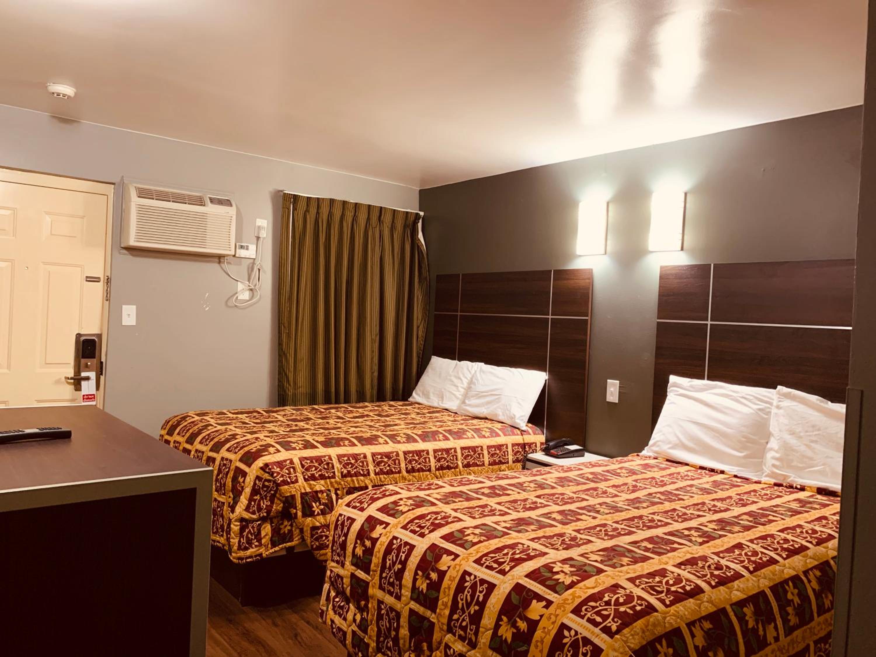 Double Room with Two Double Beds - Smoking - Photo 1