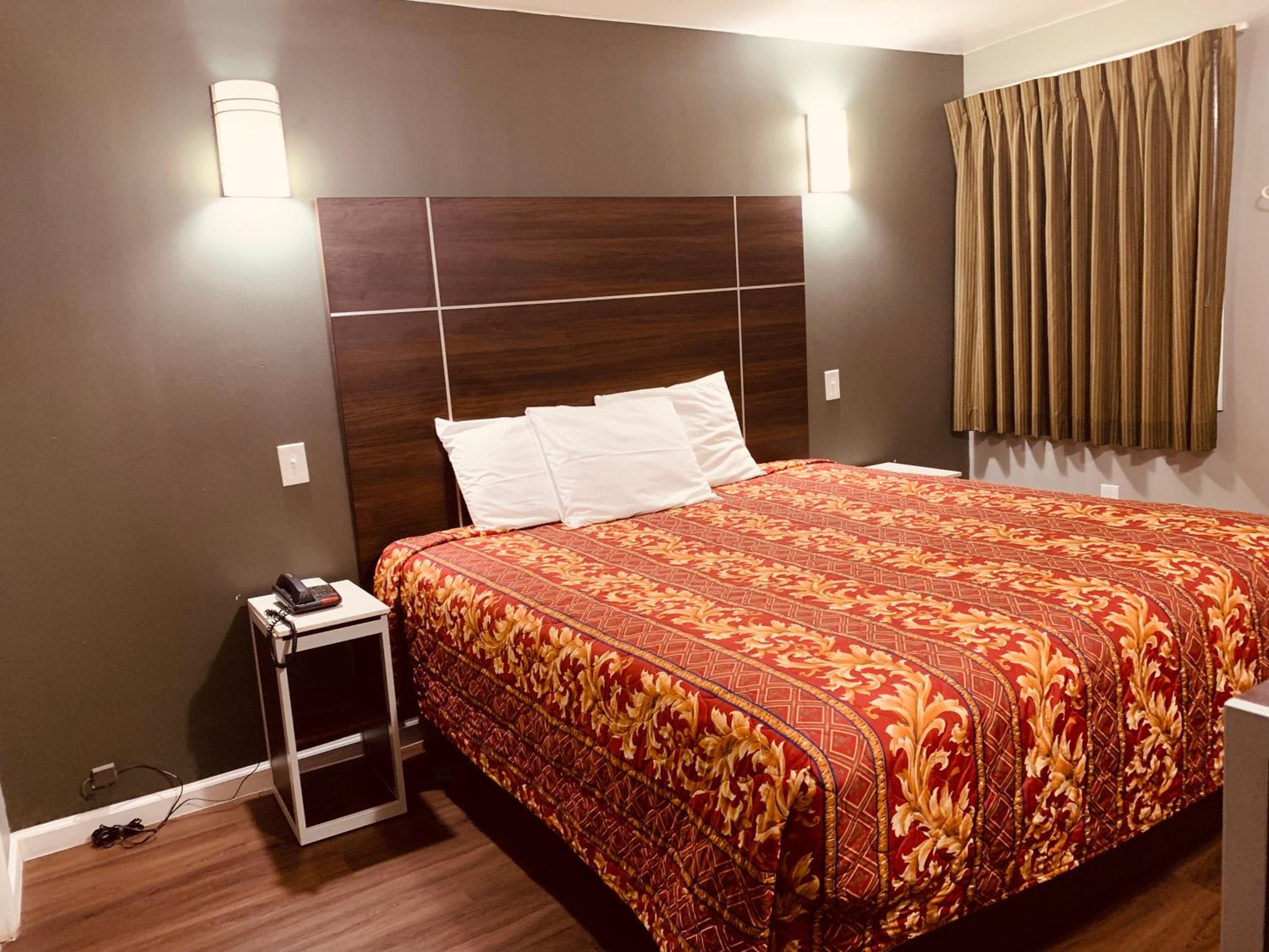 King Room - Non-Smoking - Photo 3
