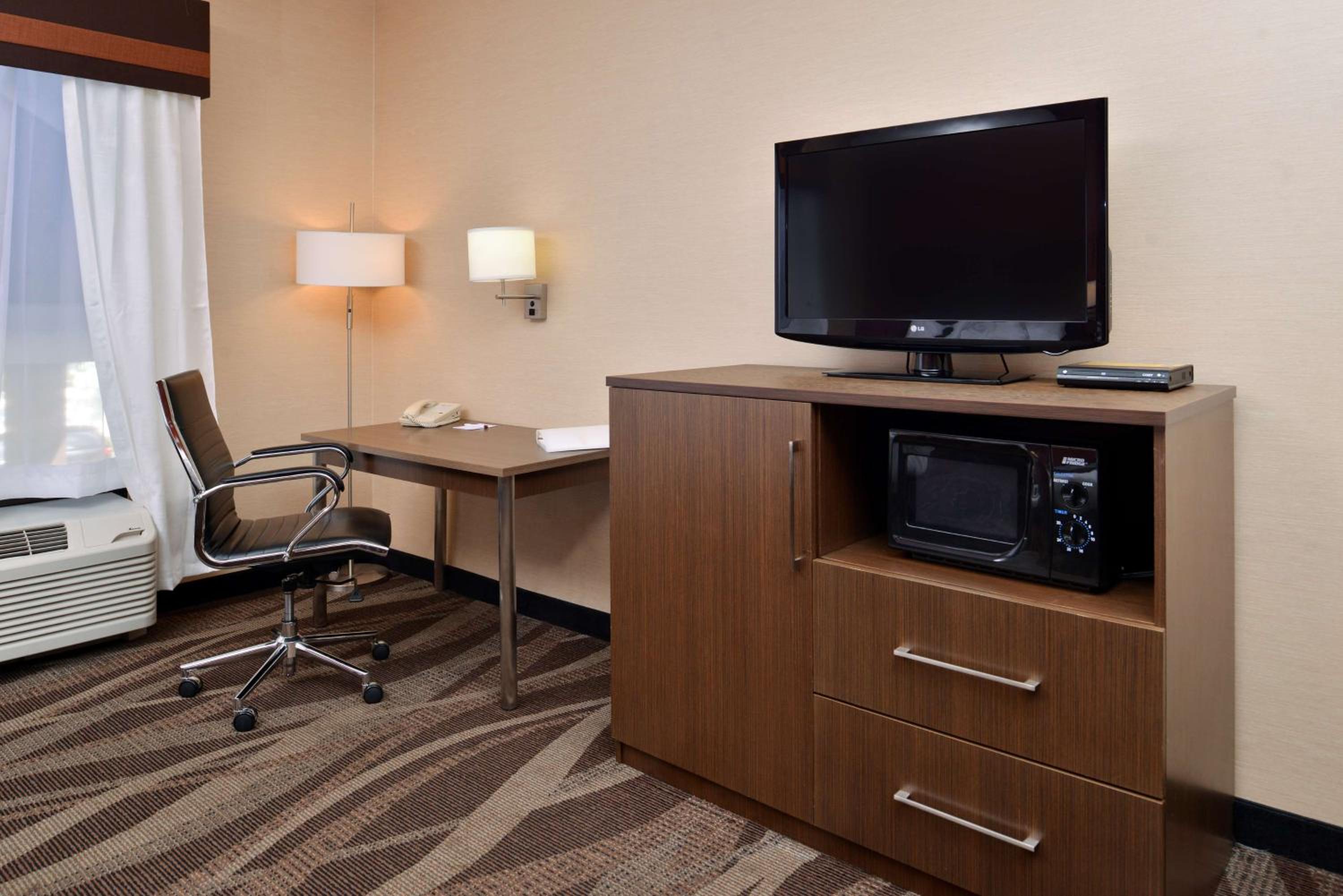 King Room - Non-Smoking - Photo 7