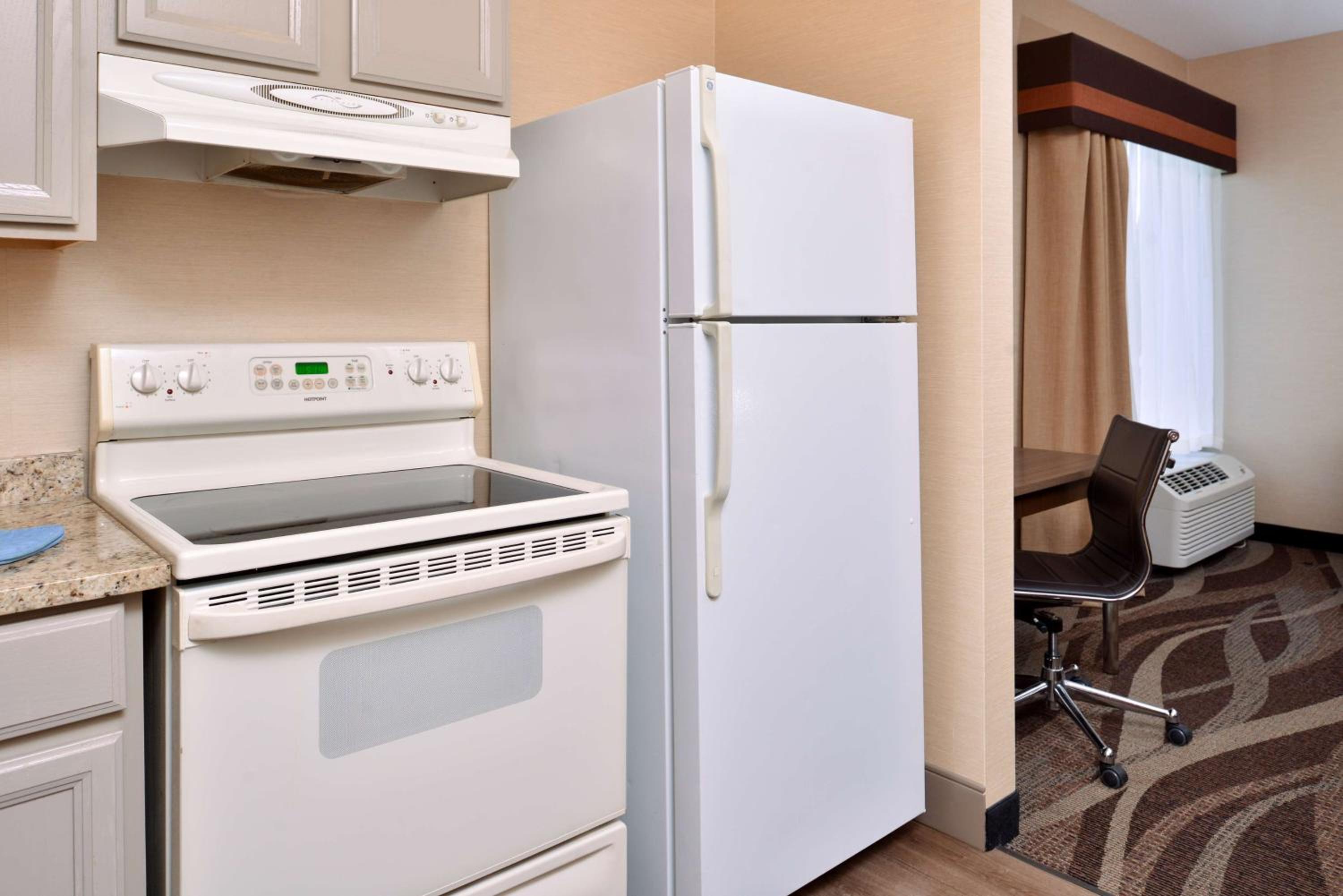King Room with Kitchen - Non-Smoking - Photo 2