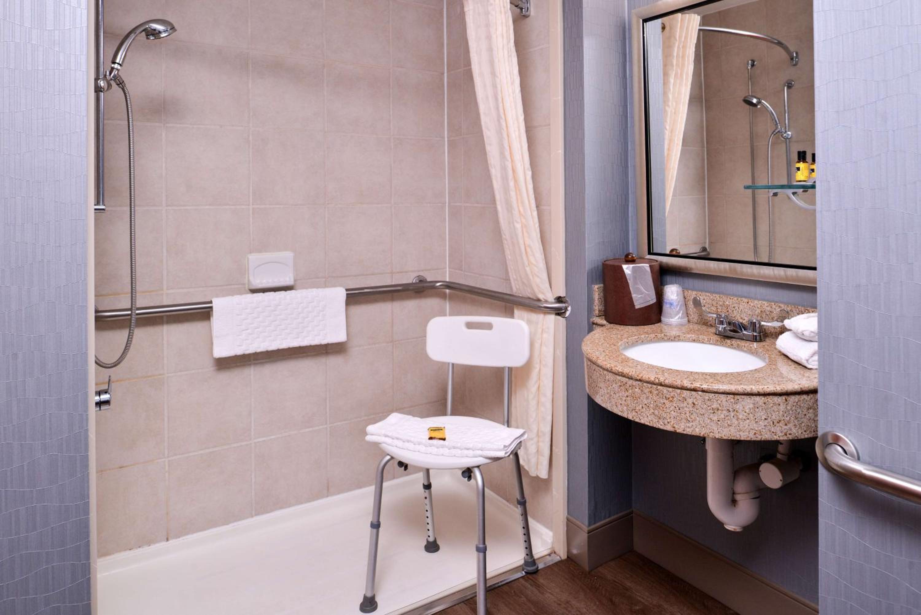 King Room with Roll-in Shower - Disability Access/Non-Smoking - Photo 4