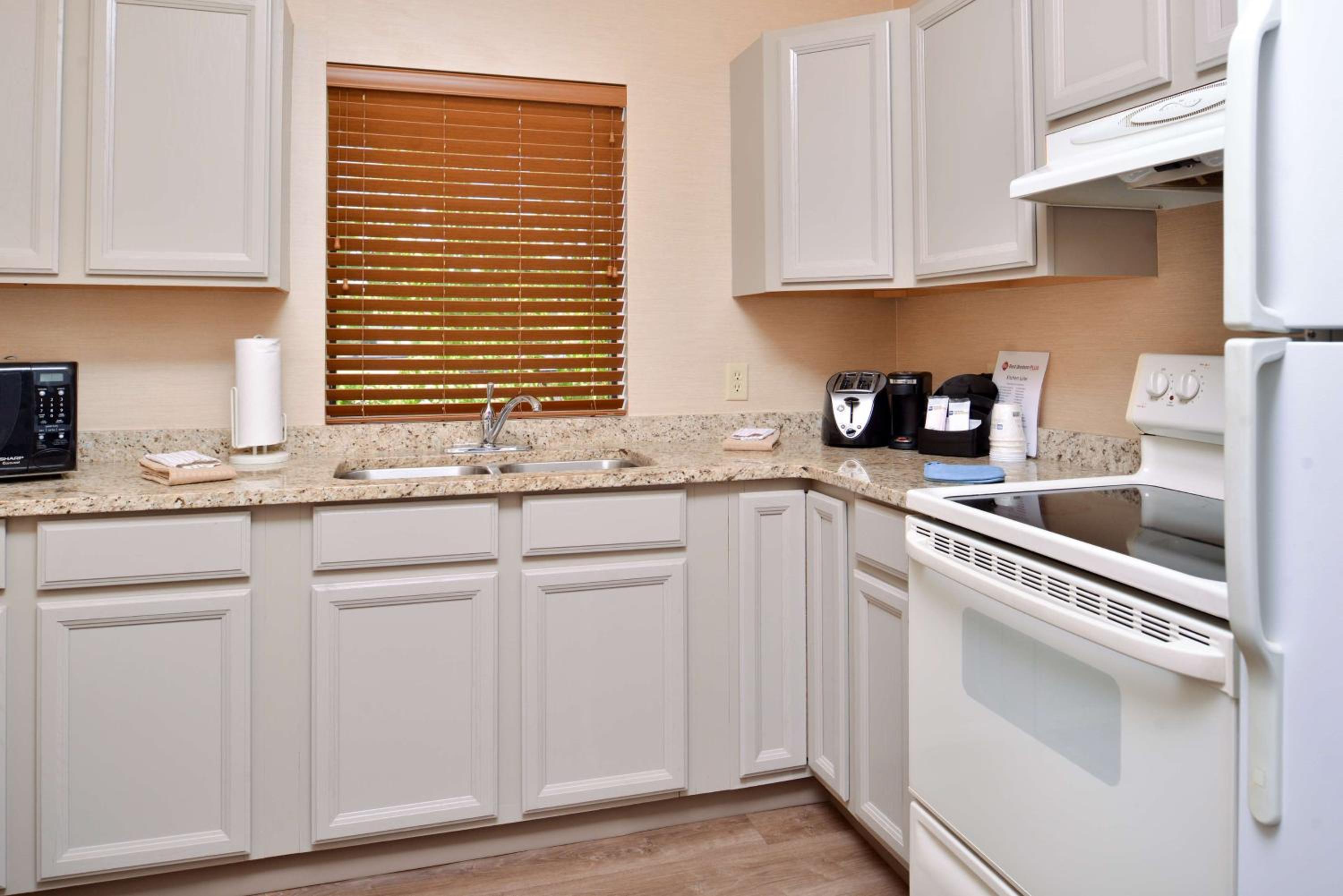 King Room with Kitchen - Non-Smoking - Photo 3