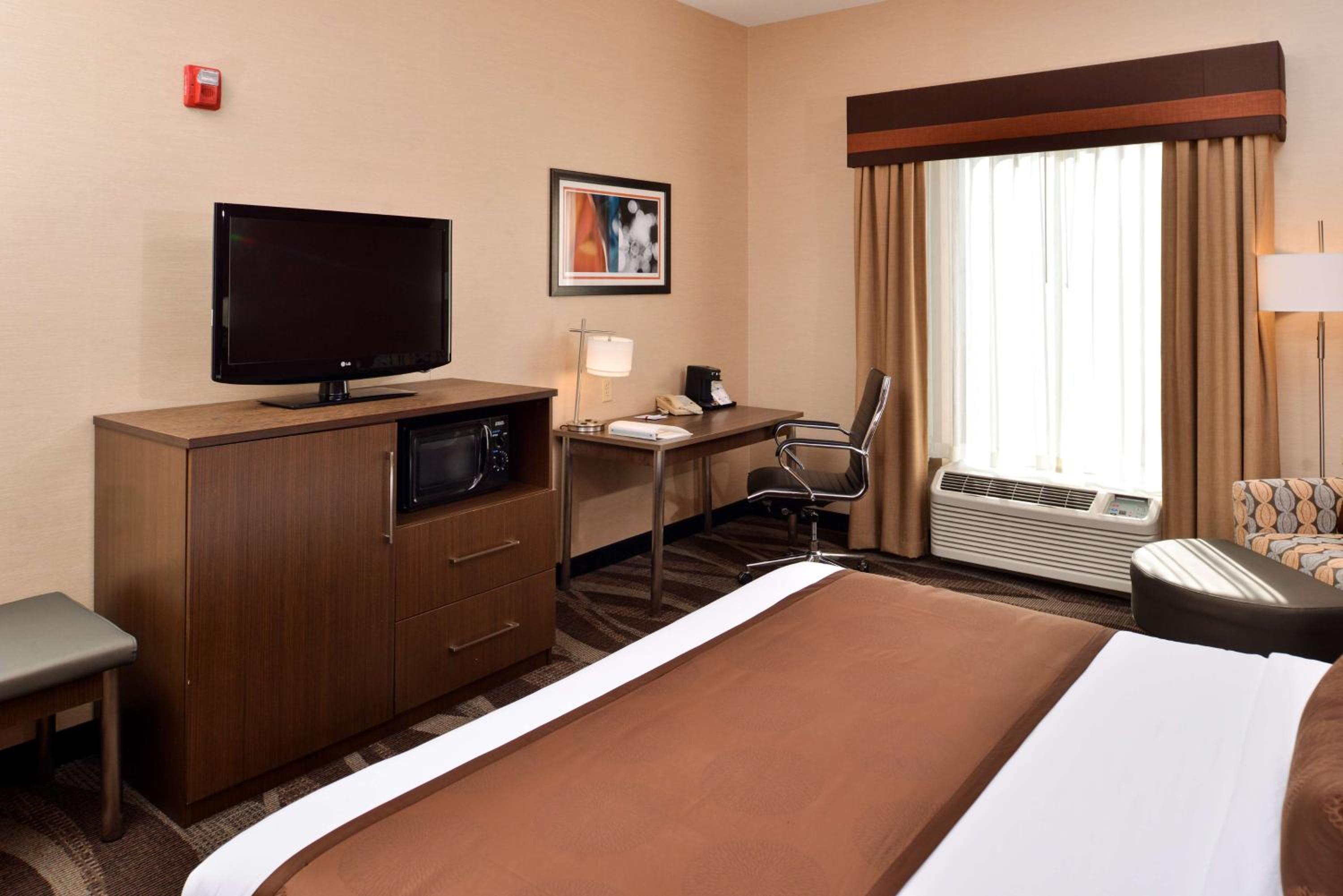 King Room with Roll-in Shower - Disability Access/Non-Smoking - Photo 3