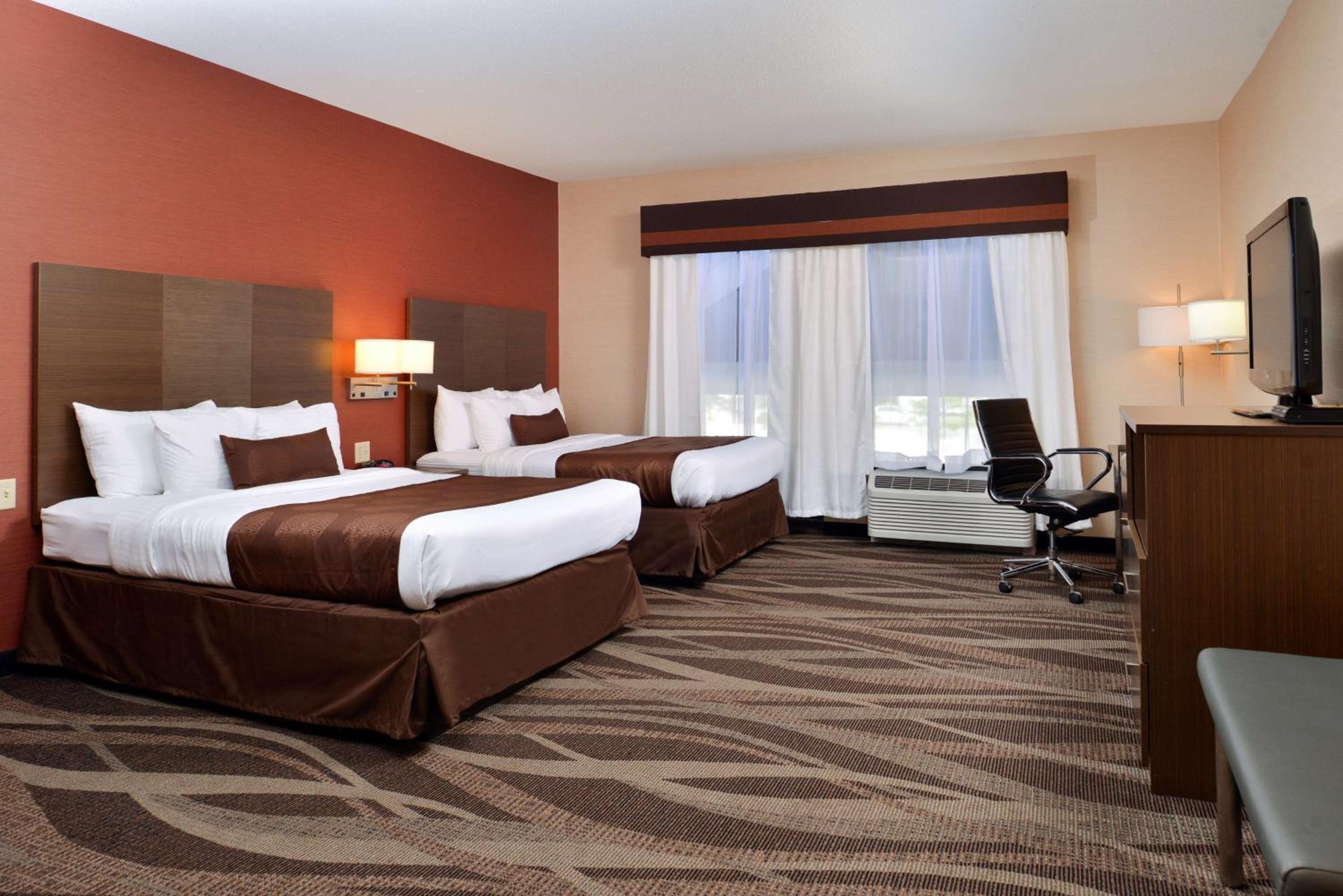 Queen Room with Two Queen Beds and Sofa Bed - Photo 3
