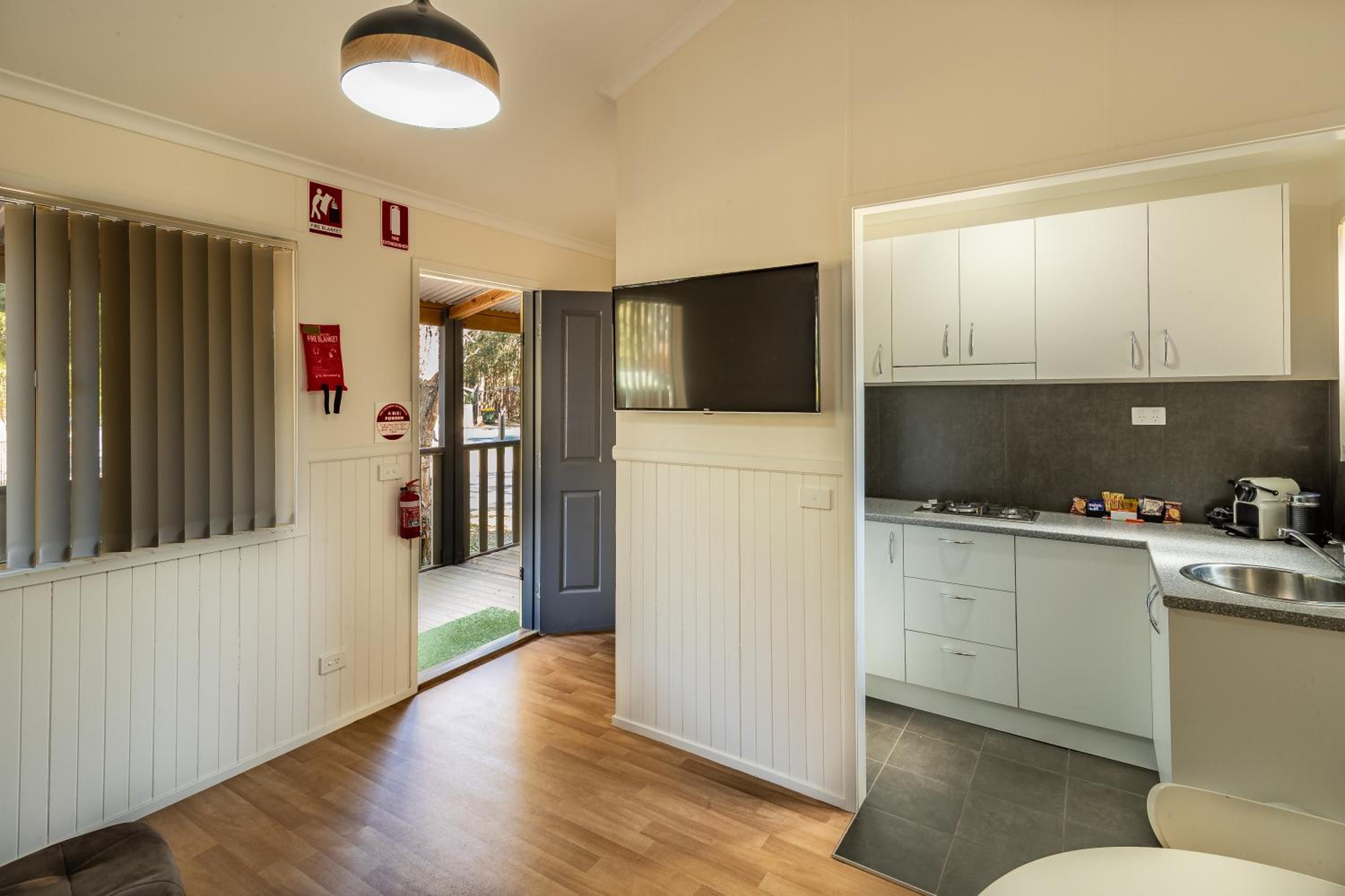 Deluxe Cabin (1BR) - No pets allowed - Photo 1