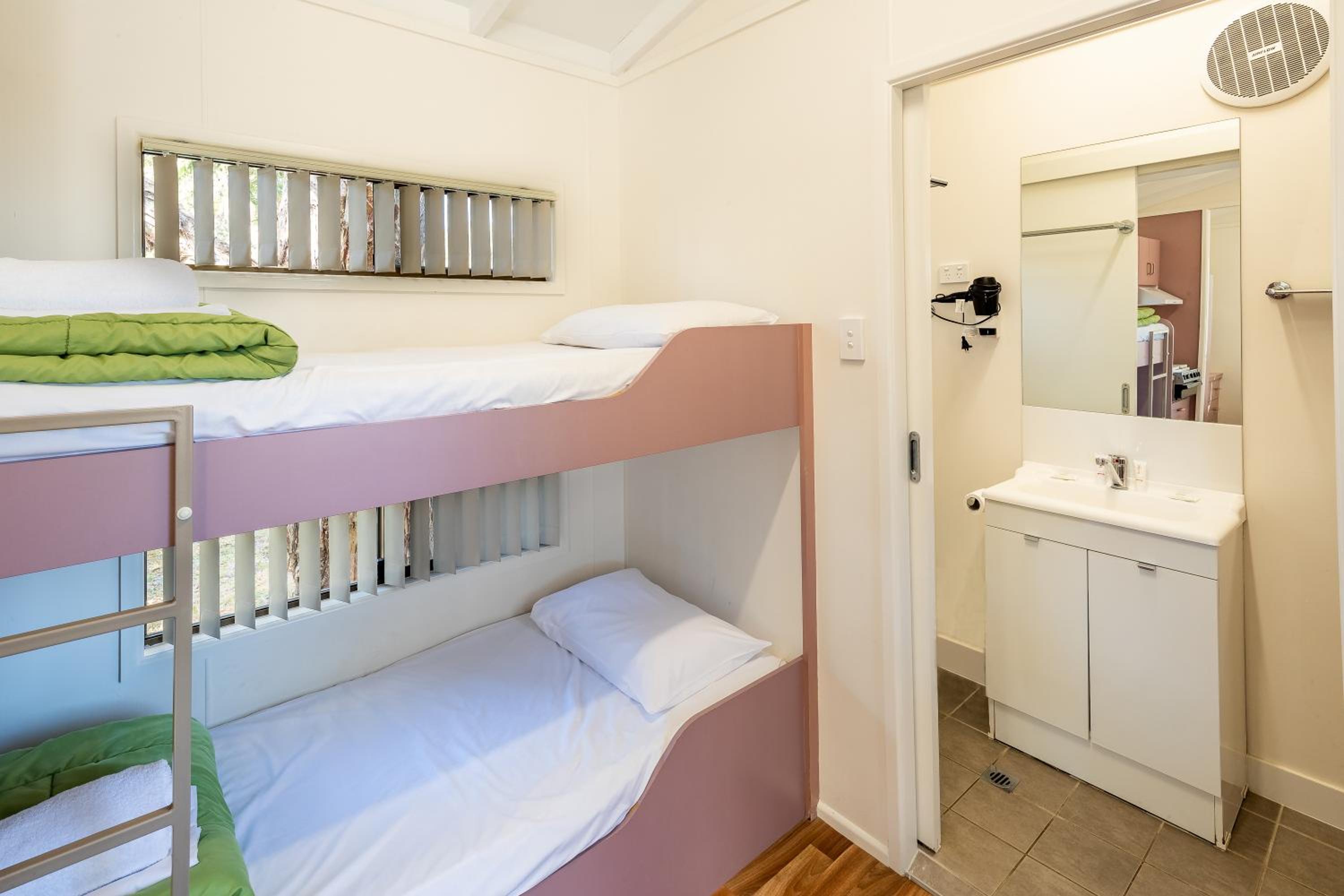Studio Cabin - Pet Friendly - Photo 5