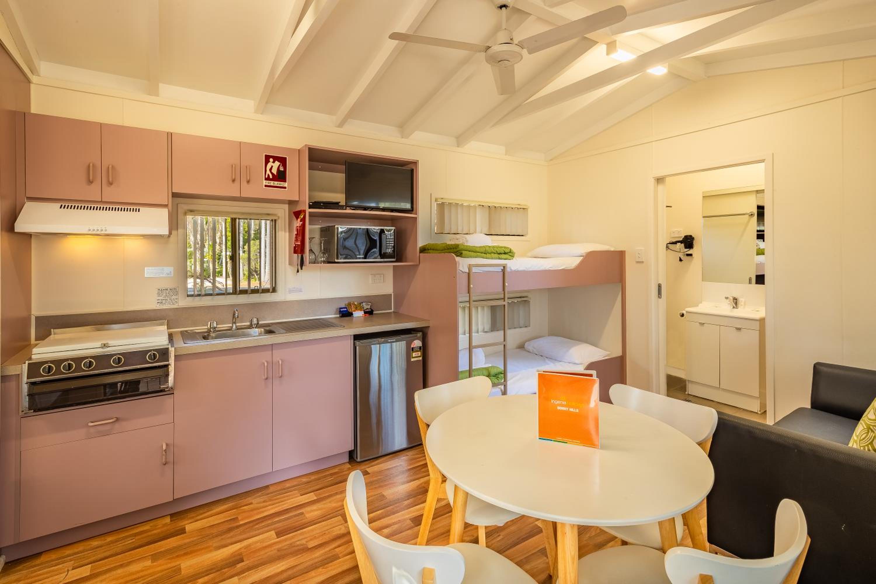 Studio Cabin - Pet Friendly - Photo 3