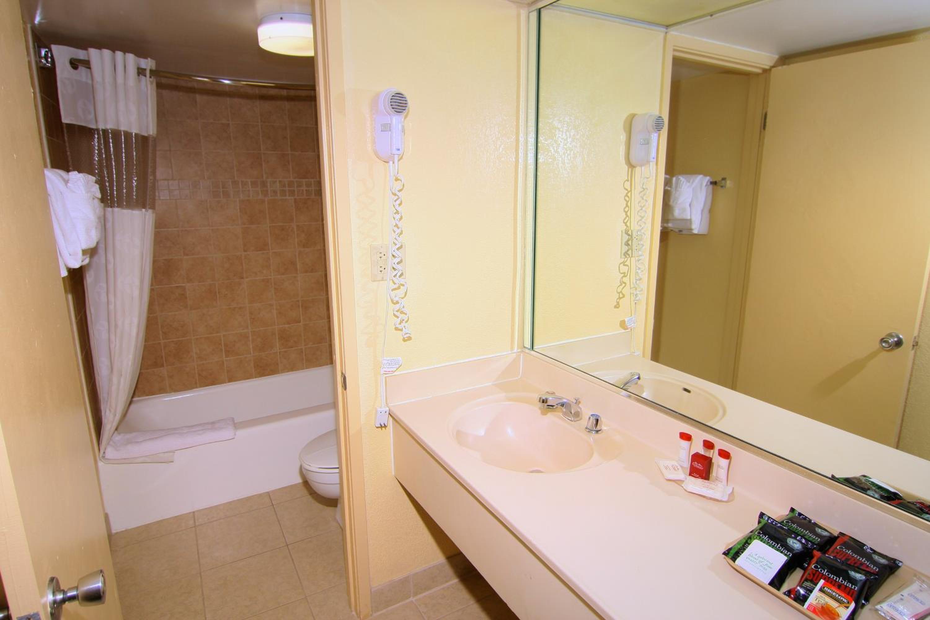 Superior 2 Queen Beds Poolview Inn Room photo 2