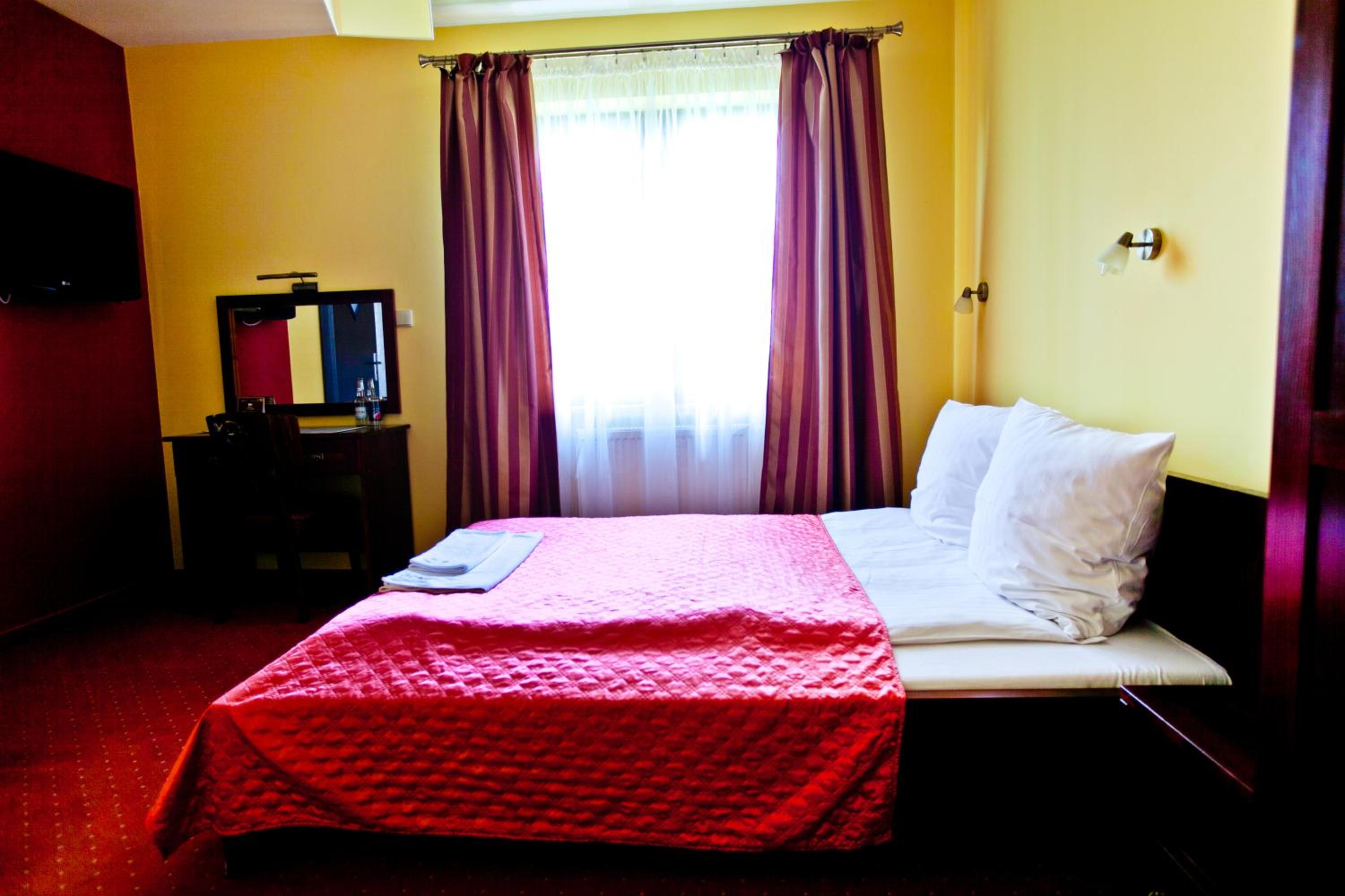Queen Room photo 2