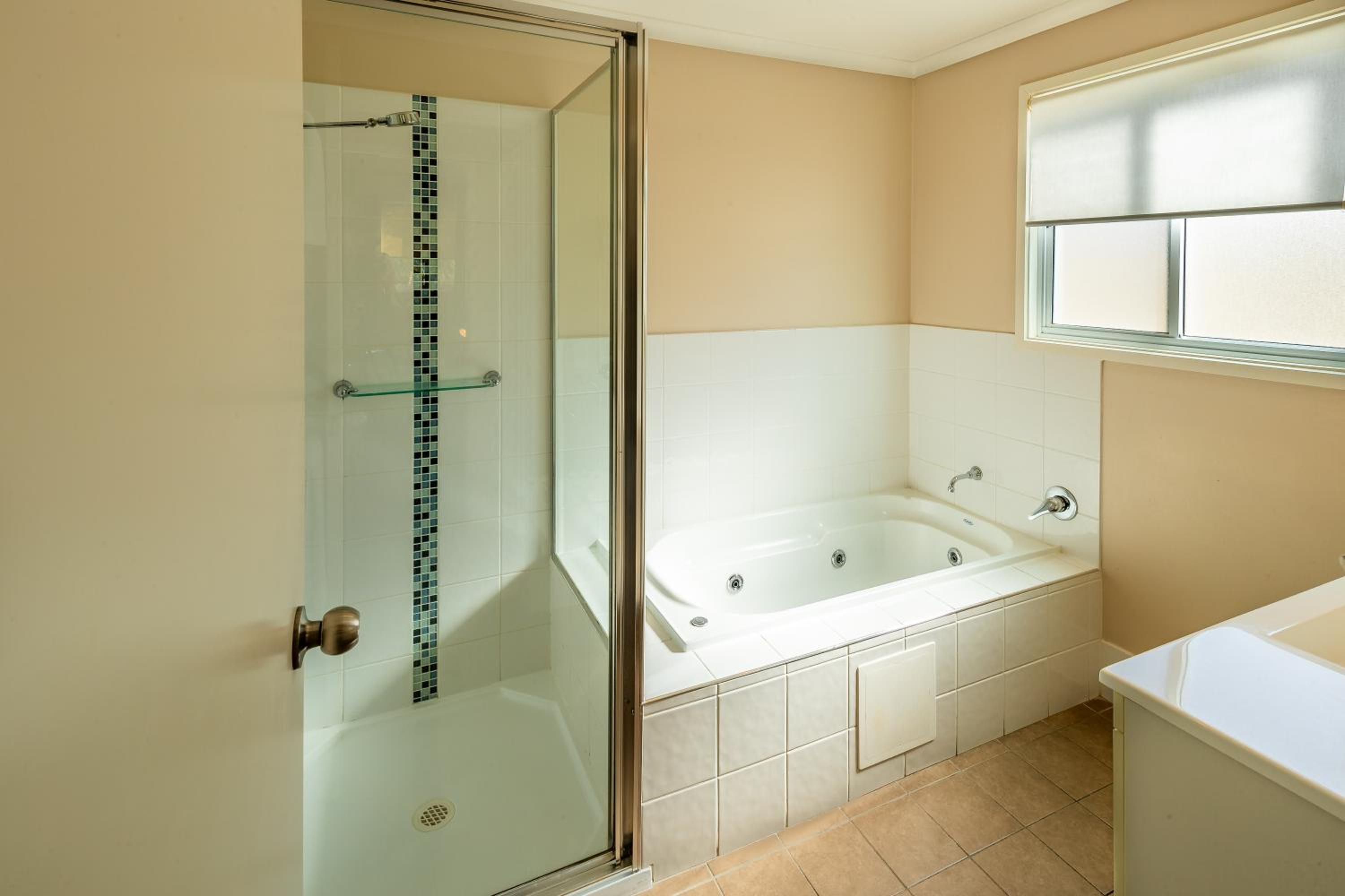 Waterfront Spa Cabin (2BR) - No pets allowed photo 2