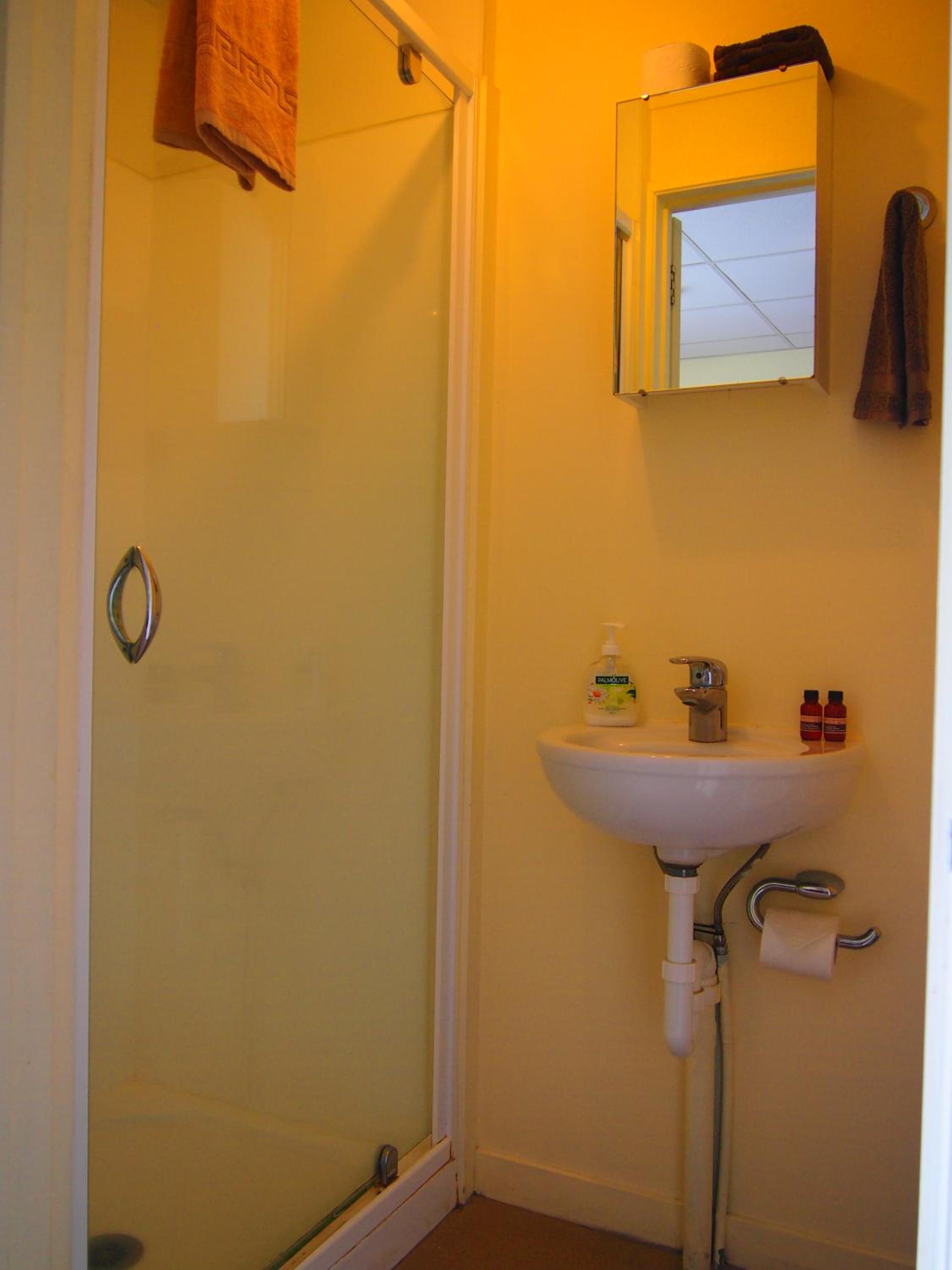 Standard Queen Room - Photo 11