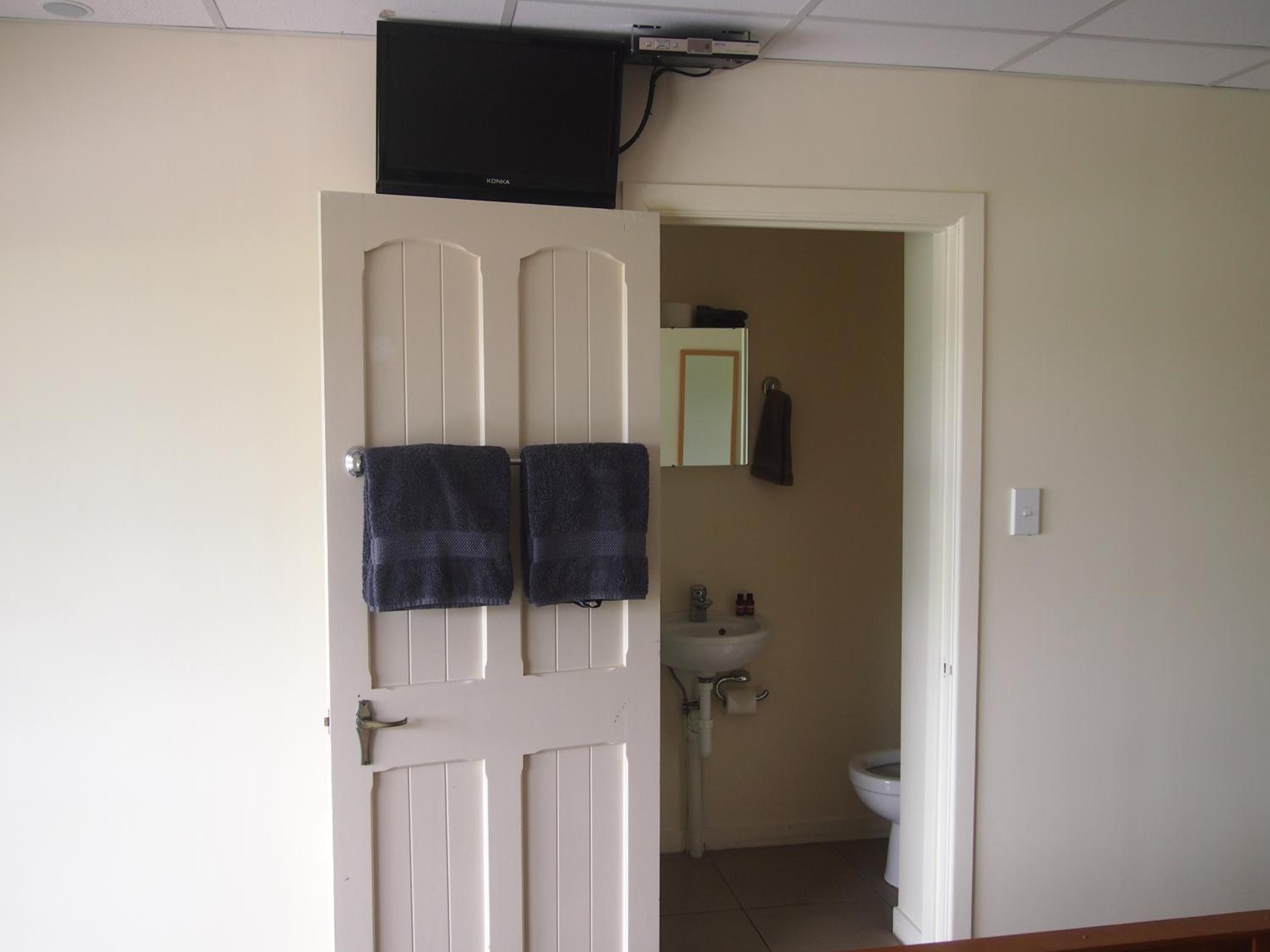 Standard Queen Room - Photo 10