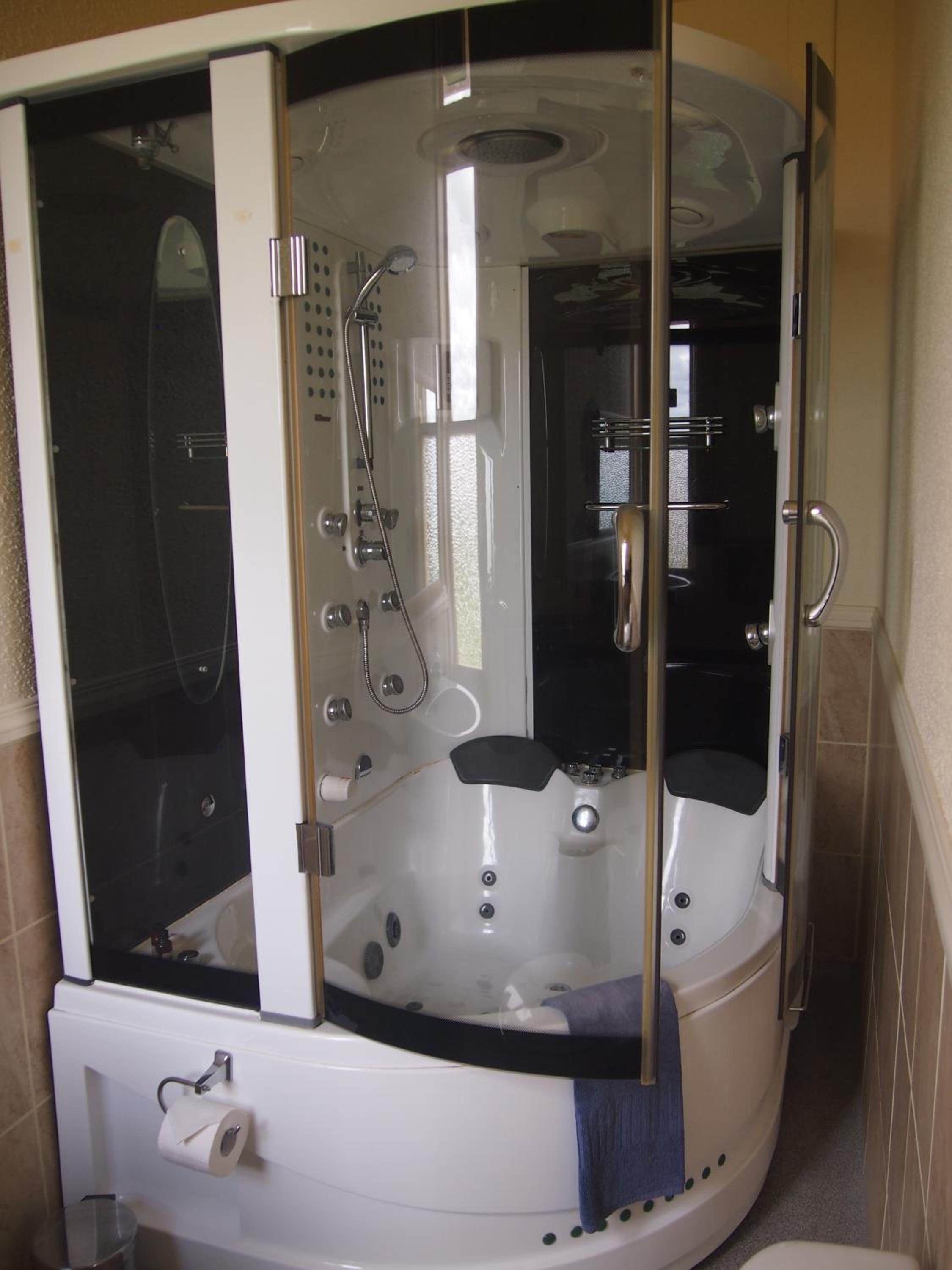 One-Bedroom Suite with Spa Bath - Photo 7