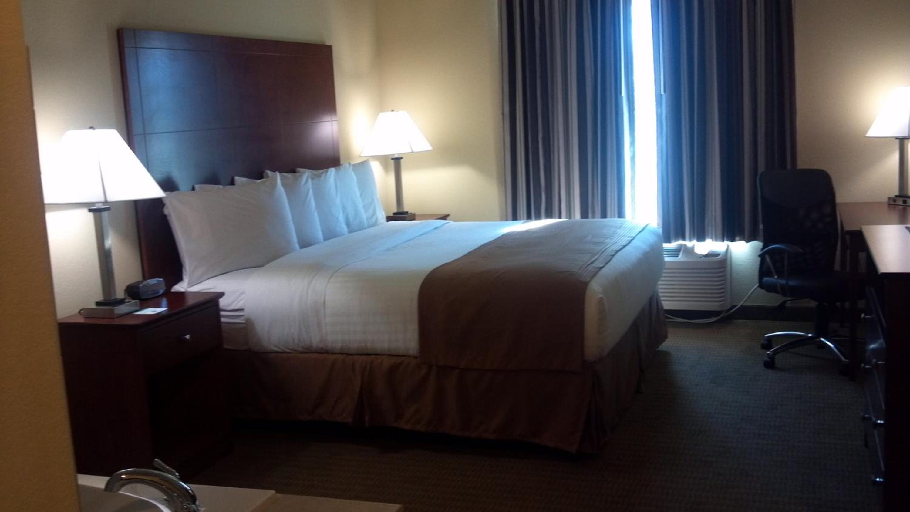 King Suite with Spa Bath photo 3